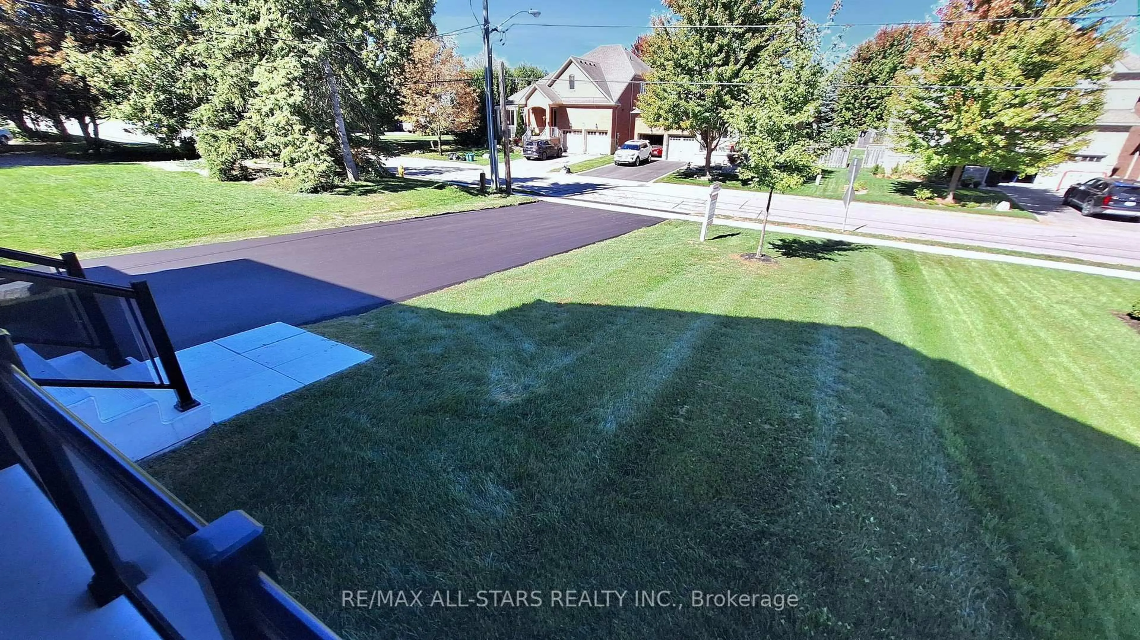 A pic from outside/outdoor area/front of a property/back of a property/a pic from drone, street for 75 Cemetery Rd, Uxbridge Ontario L9P 1R1