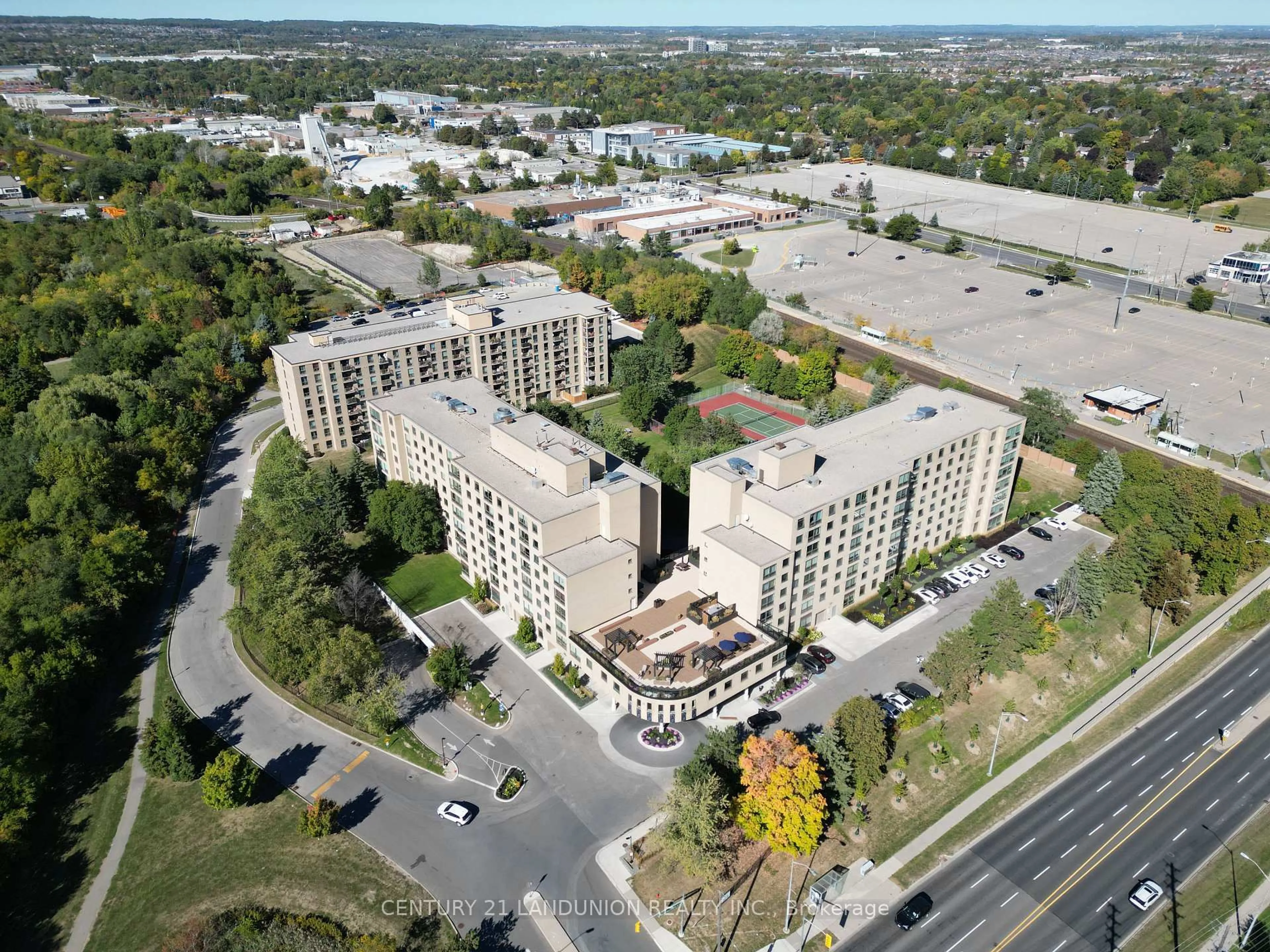 A pic from outside/outdoor area/front of a property/back of a property/a pic from drone, building for 326 Major Mackenzie Dr #619, Richmond Hill Ontario L4C 1J3
