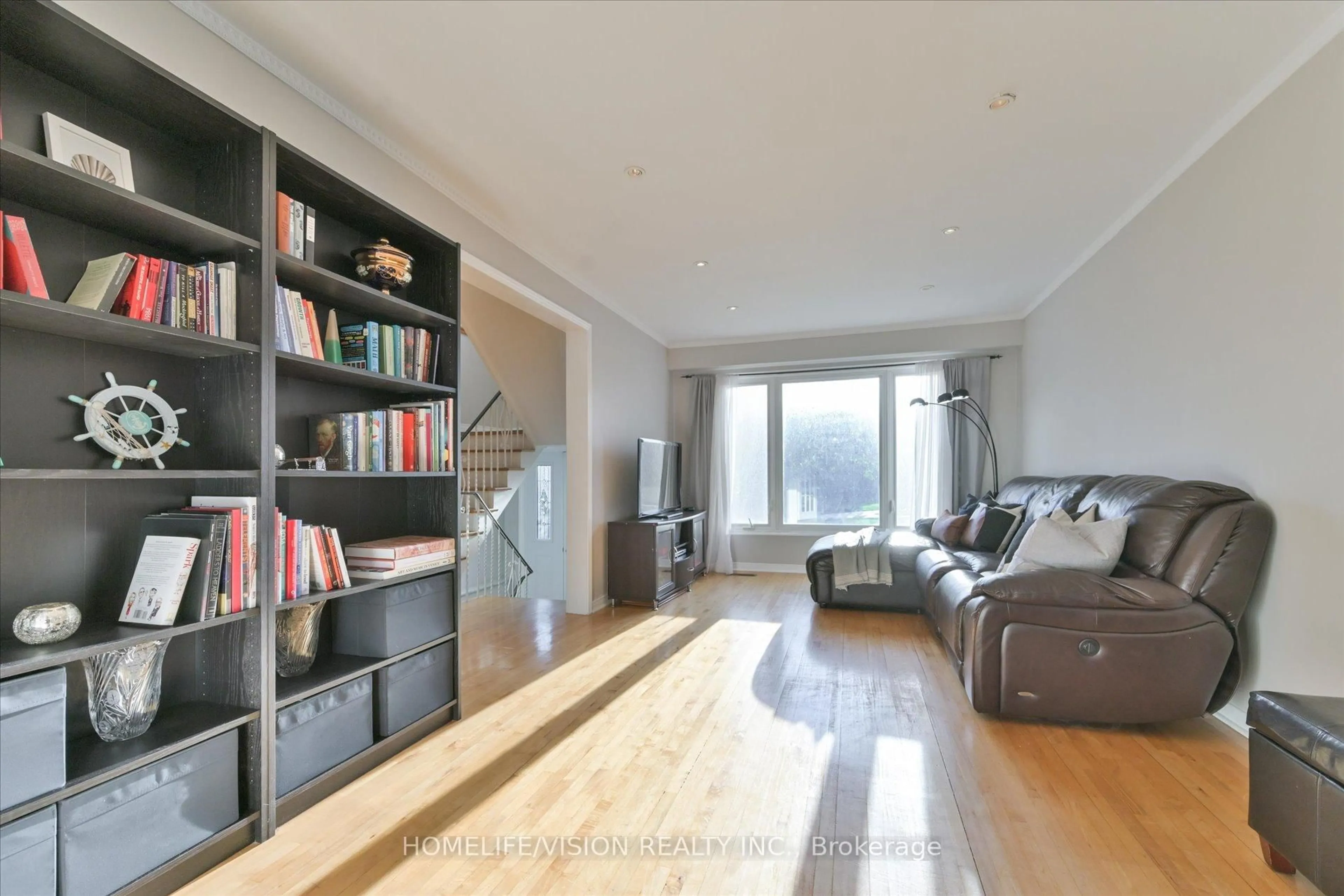 Living room with furniture, wood/laminate floor for 255 Cedar Ave, Richmond Hill Ontario L4C 2B3