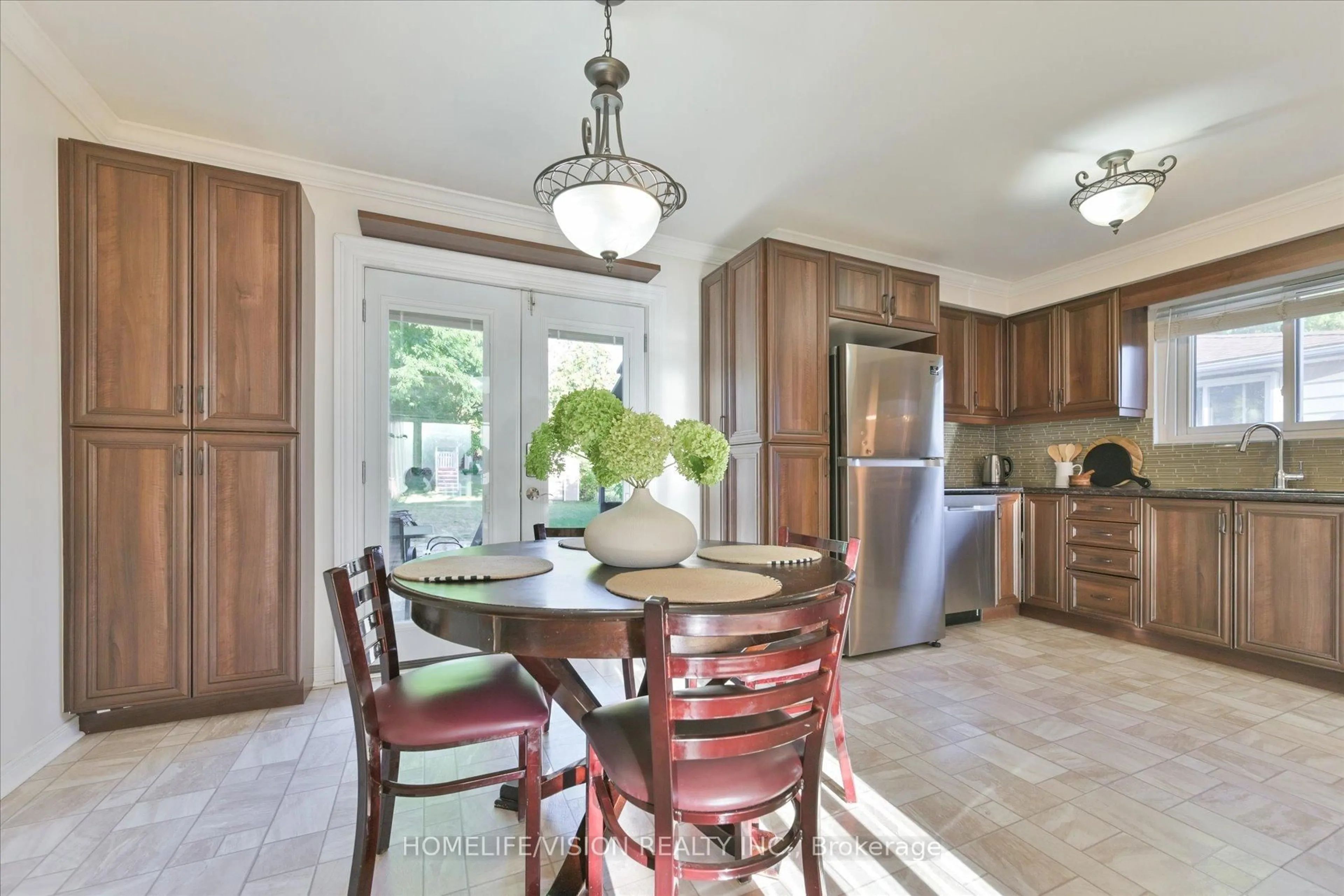 Open concept kitchen, ceramic/tile floor for 255 Cedar Ave, Richmond Hill Ontario L4C 2B3