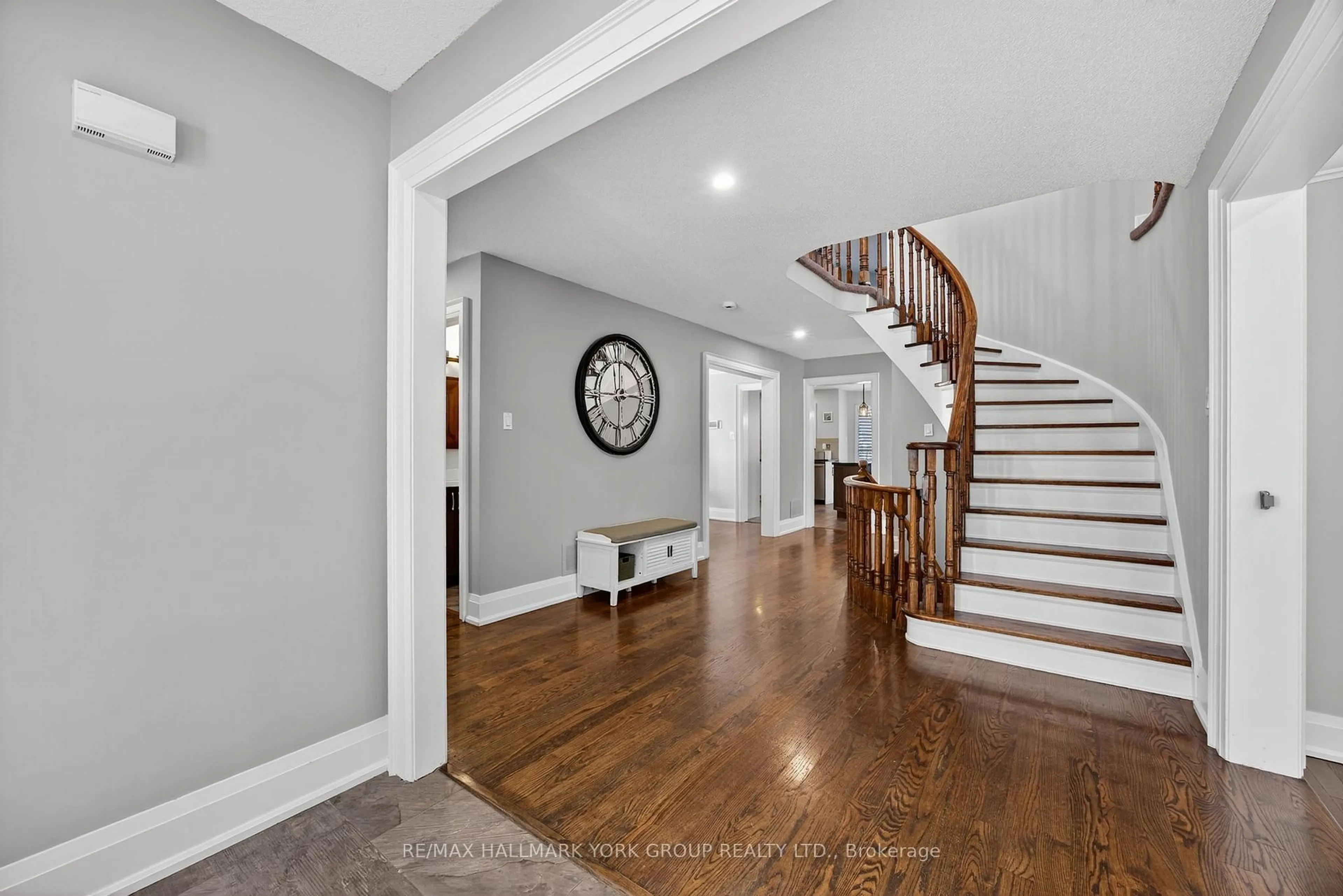 Indoor entryway for 654 Lyman Blvd, Newmarket Ontario L3X 1V9