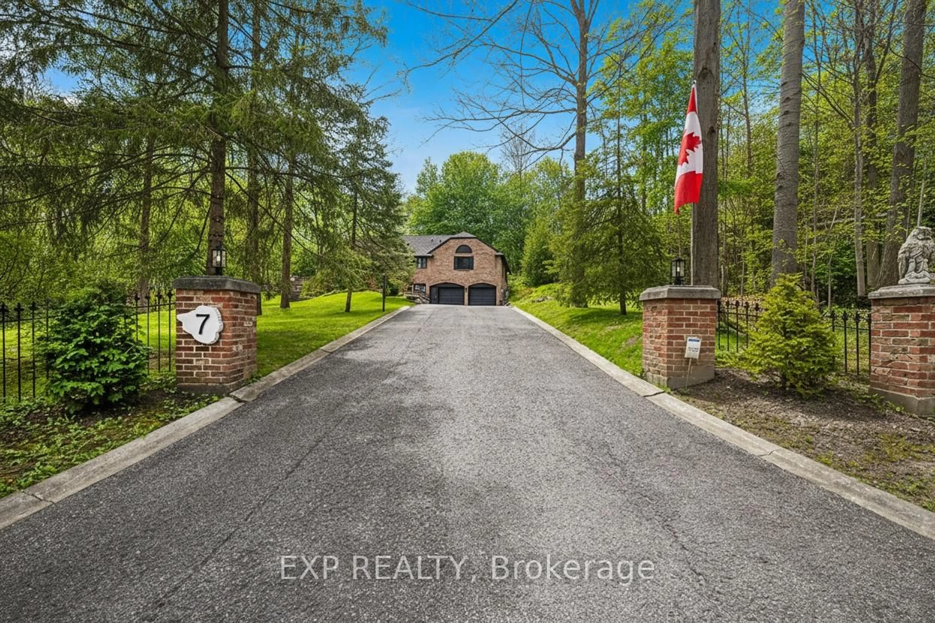 Indoor entryway for 7 Valley Tr, East Gwillimbury Ontario L3Y 4V8