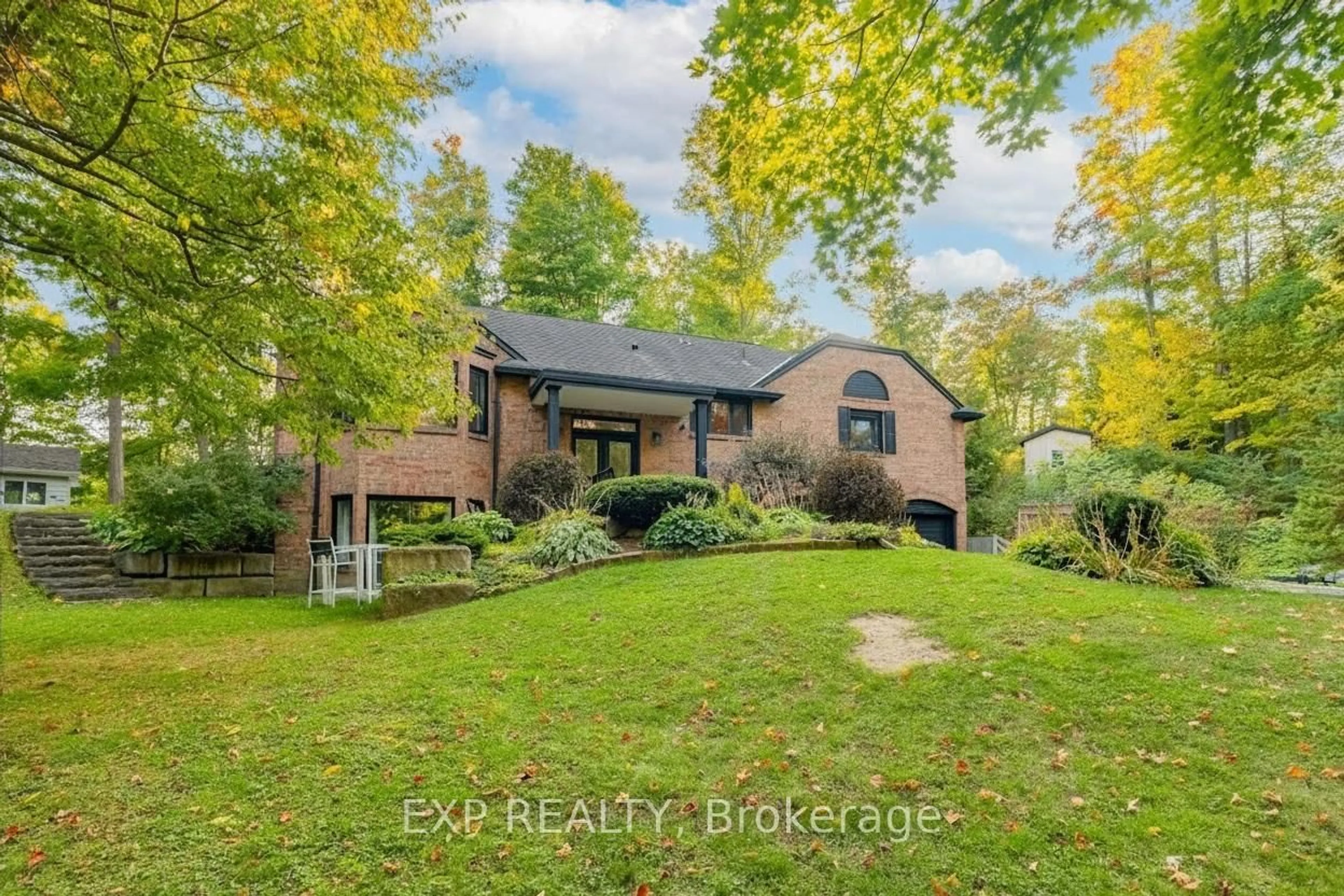 Unknown for 7 Valley Tr, East Gwillimbury Ontario L3Y 4V8