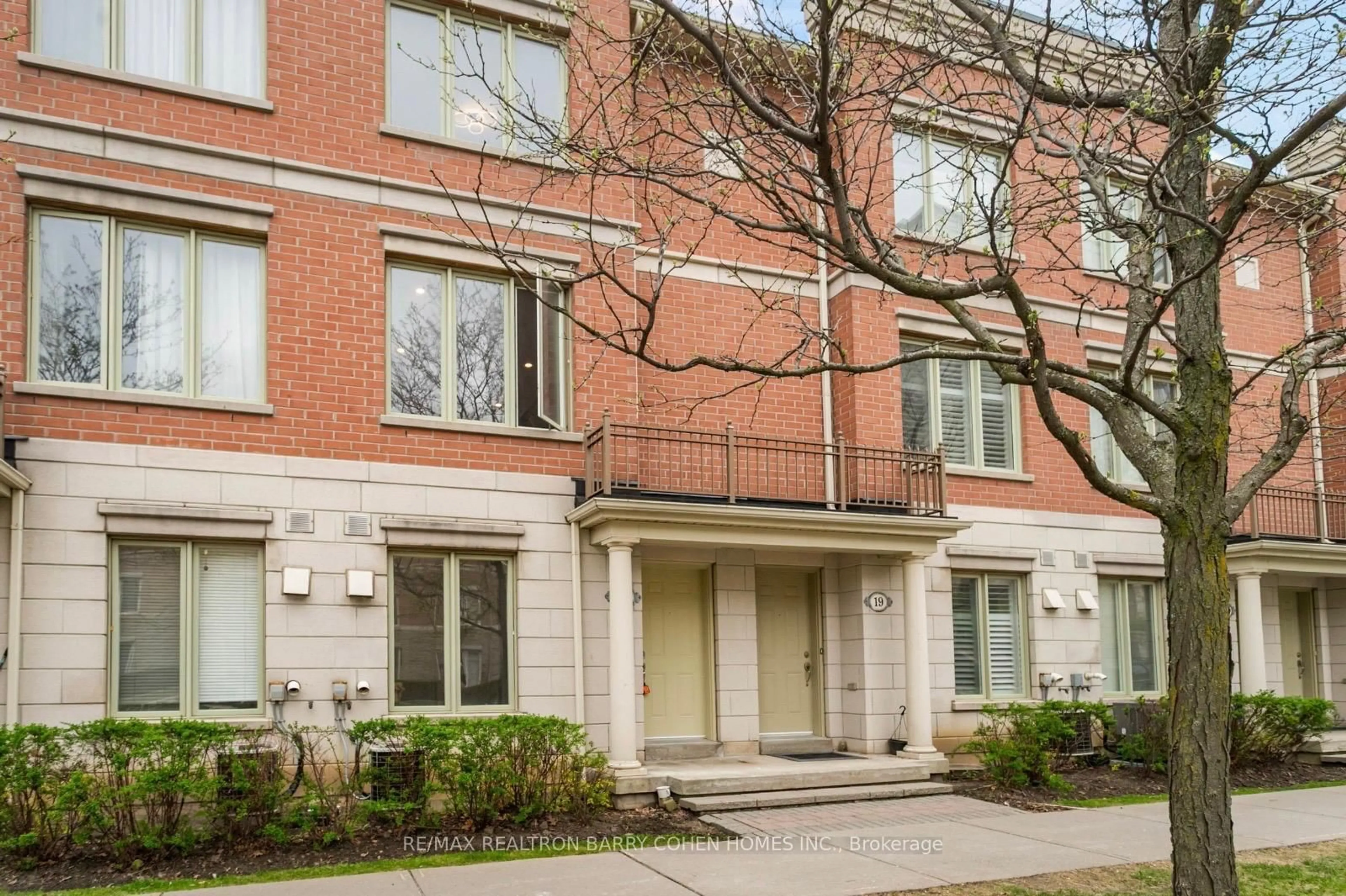Home with brick exterior material, street for 21 Galleria Pkwy, Markham Ontario L3T 0A4