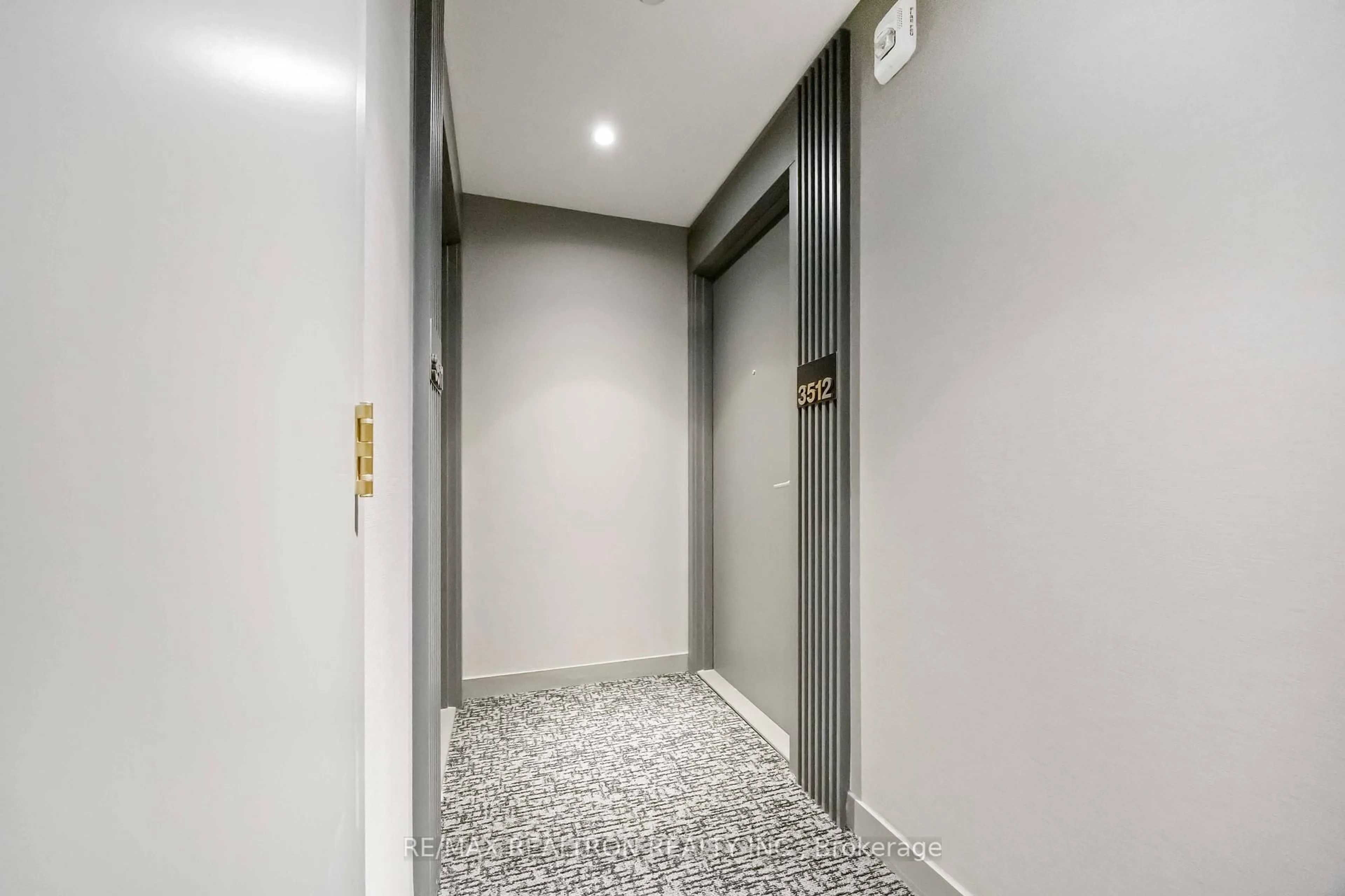 Indoor foyer for 5 Buttermill Ave #3512, Vaughan Ontario L4K 0J5