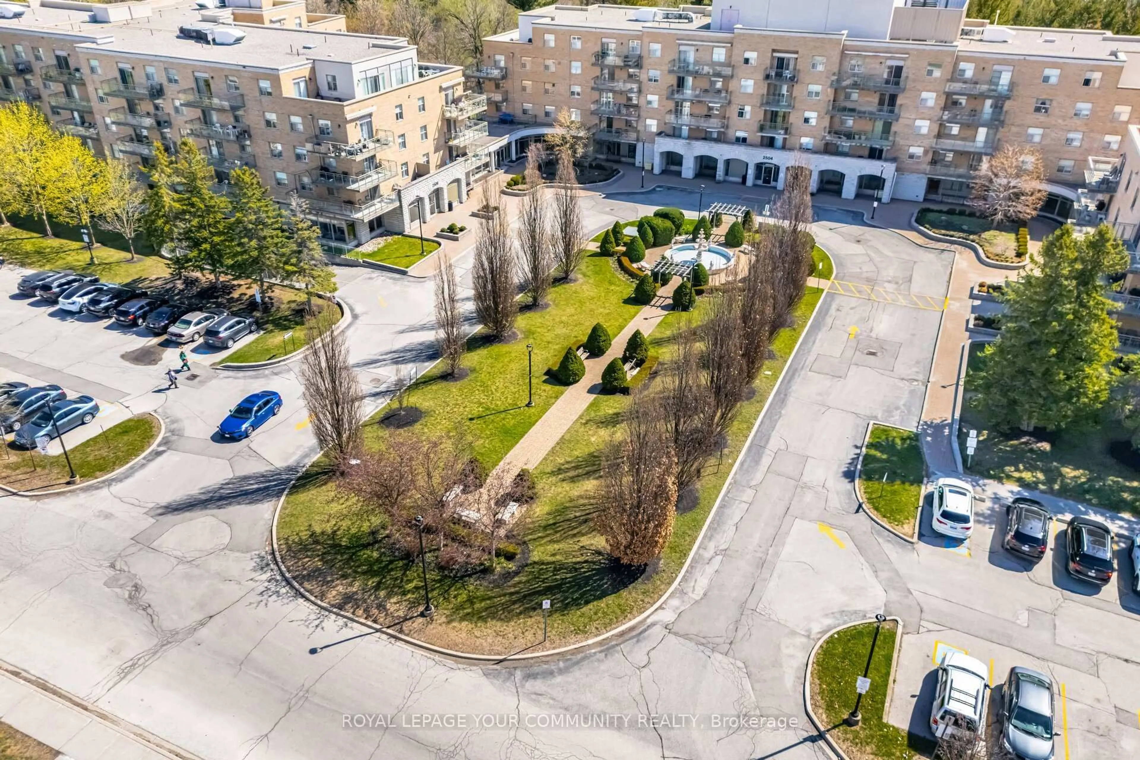 A pic from outside/outdoor area/front of a property/back of a property/a pic from drone, street for 2504 Rutherford Rd #508, Vaughan Ontario L4K 5N5