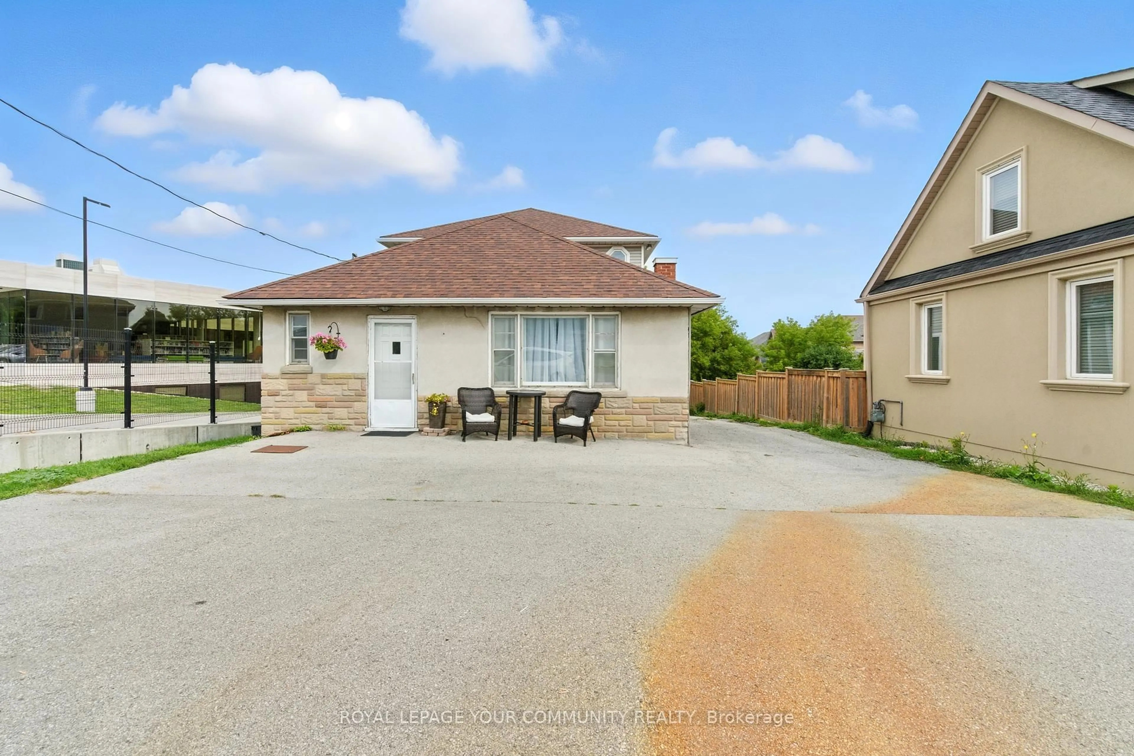 Patio, street for 1962 King Rd, King Ontario L7B 1K9