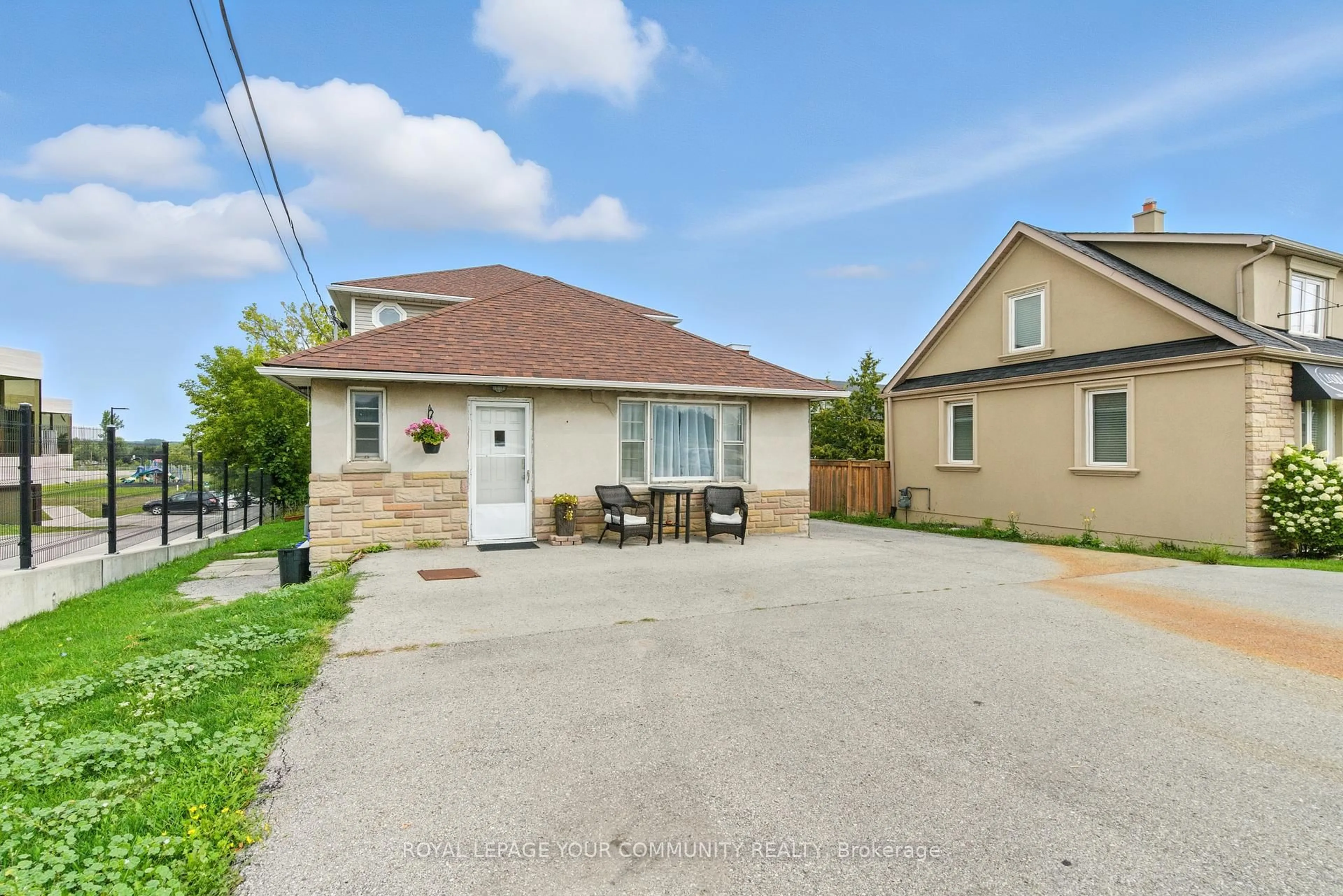 Patio, street for 1962 King Rd, King Ontario L7B 1K9