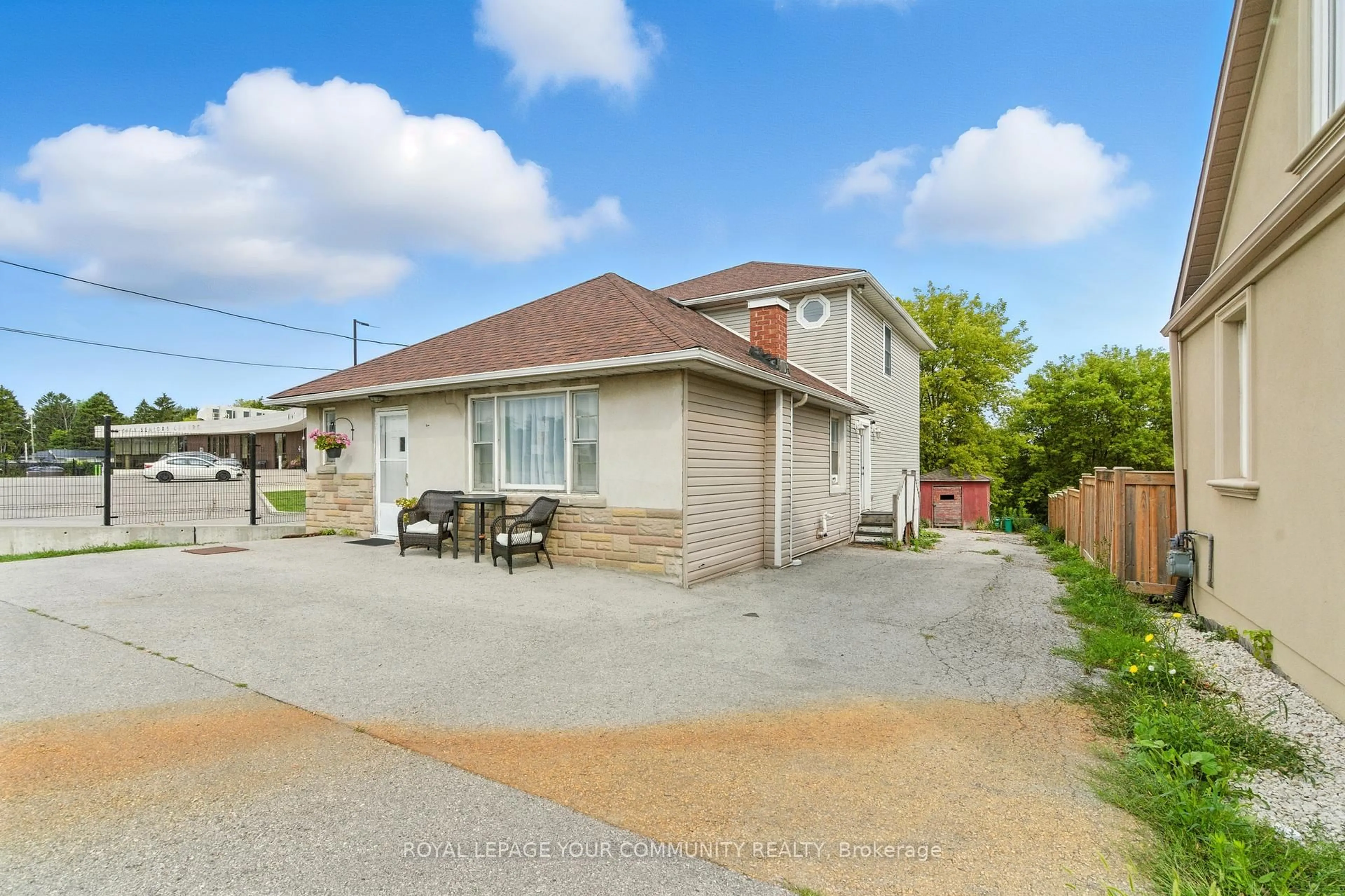 Patio, street for 1962 King Rd, King Ontario L7B 1K9