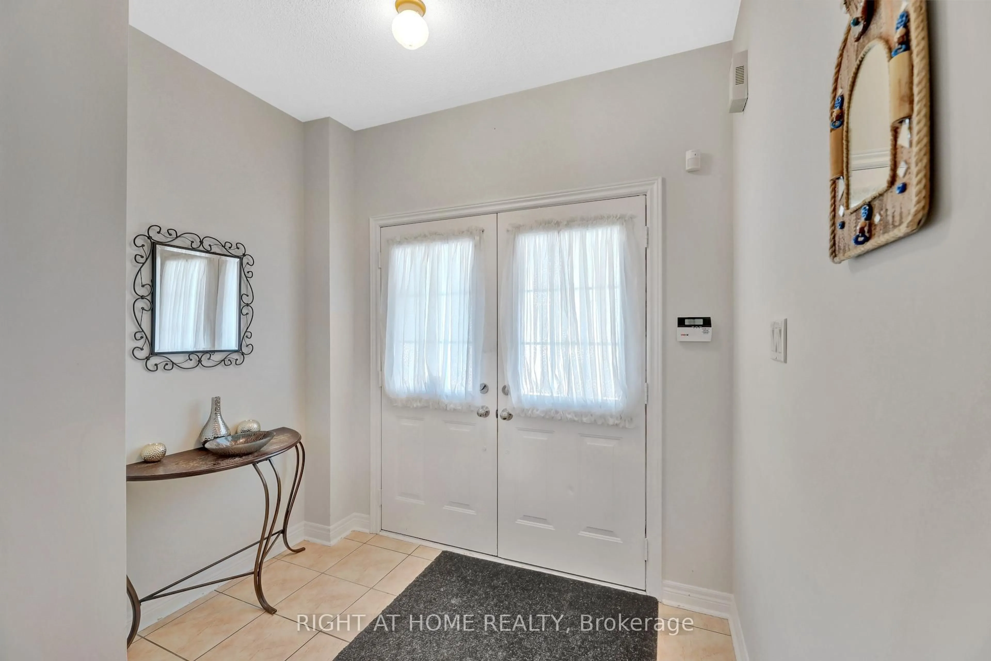 Indoor entryway for 62 Martini Dr, Richmond Hill Ontario L4S 2T7
