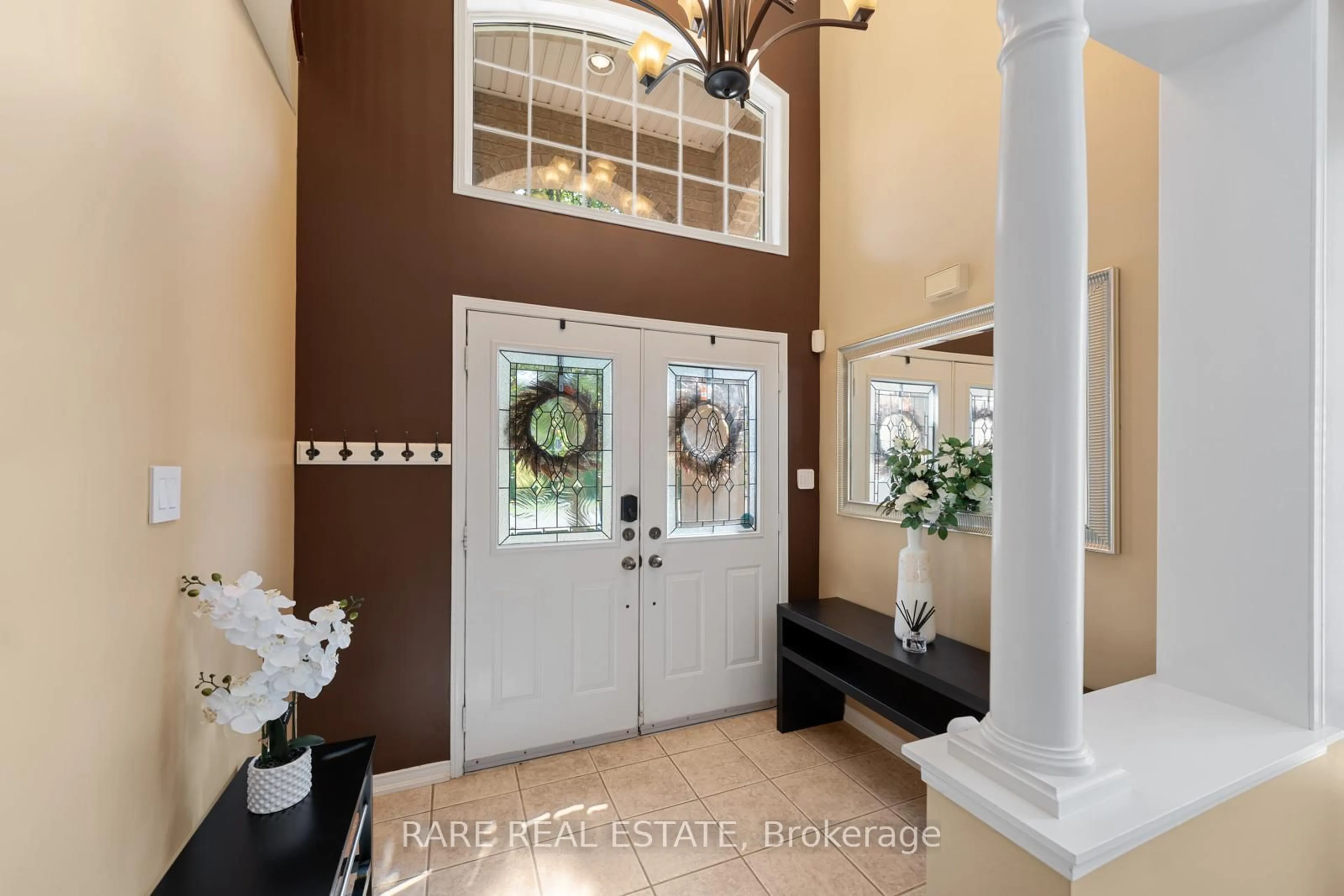 Indoor entryway for 256 Tower Hill Rd, Richmond Hill Ontario L4E 4K8