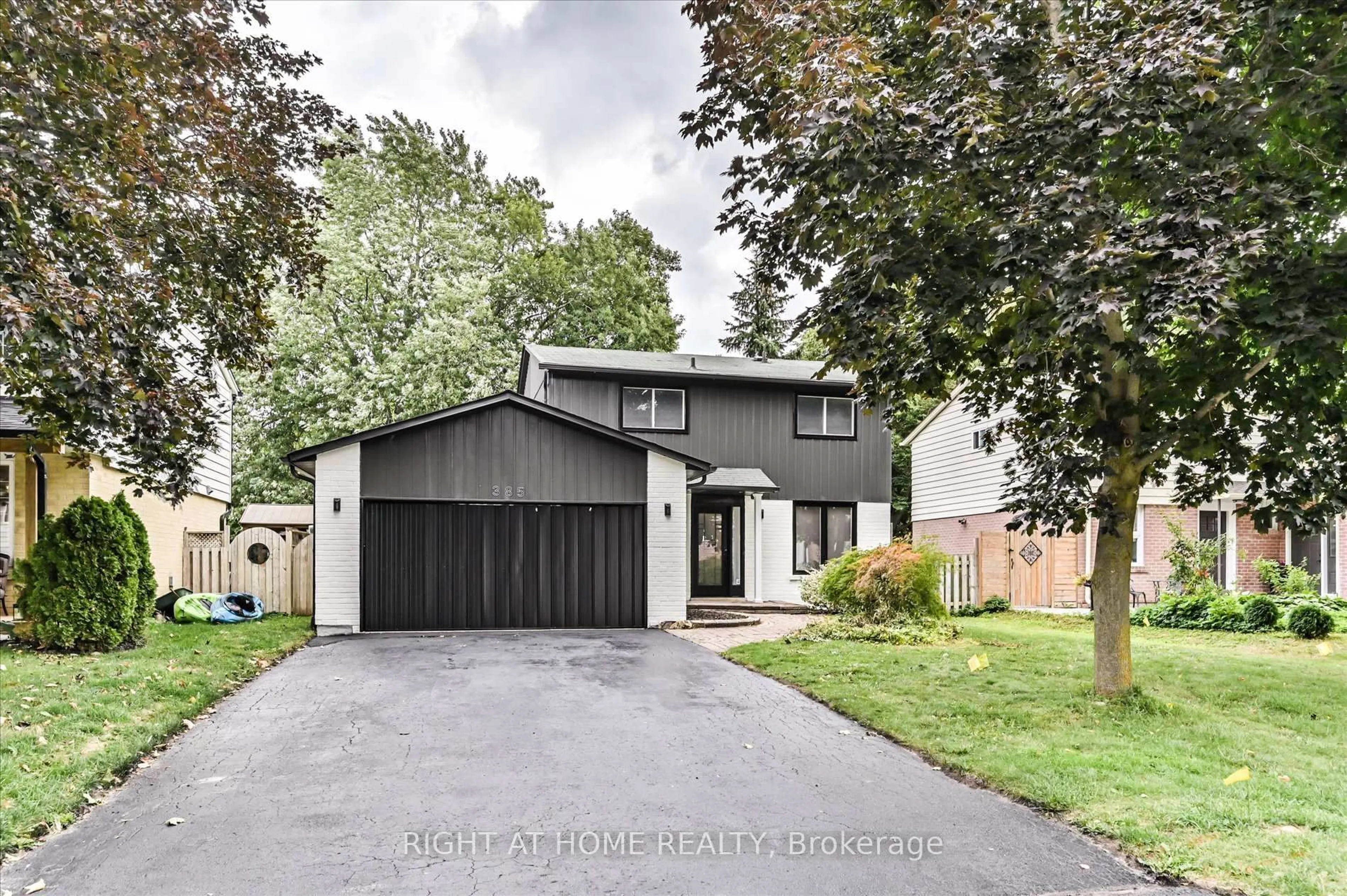 Home with vinyl exterior material, street for 385 Borden Ave, Newmarket Ontario L3Y 5C1