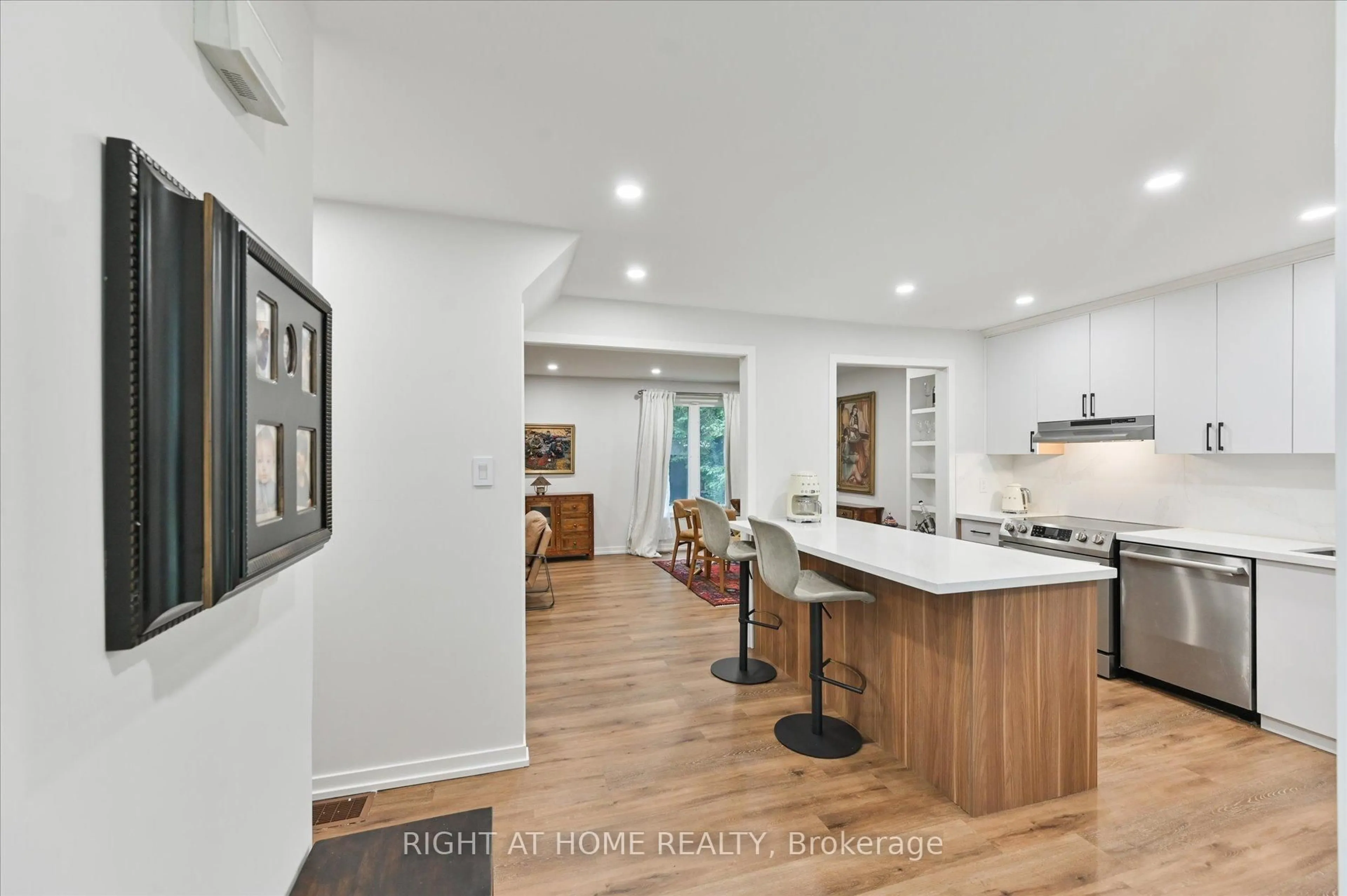 Open concept kitchen, unknown for 385 Borden Ave, Newmarket Ontario L3Y 5C1