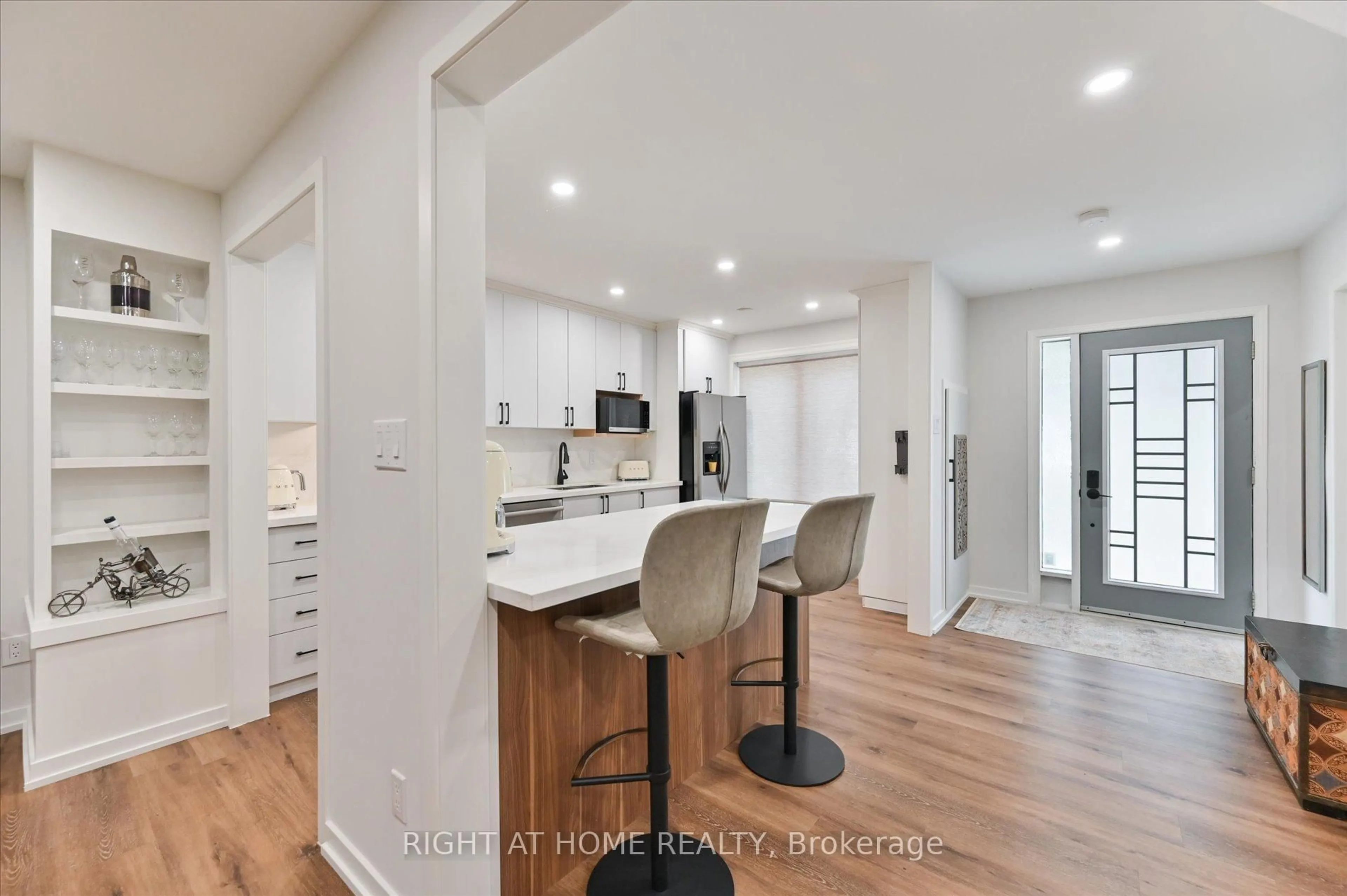 Open concept kitchen, unknown for 385 Borden Ave, Newmarket Ontario L3Y 5C1