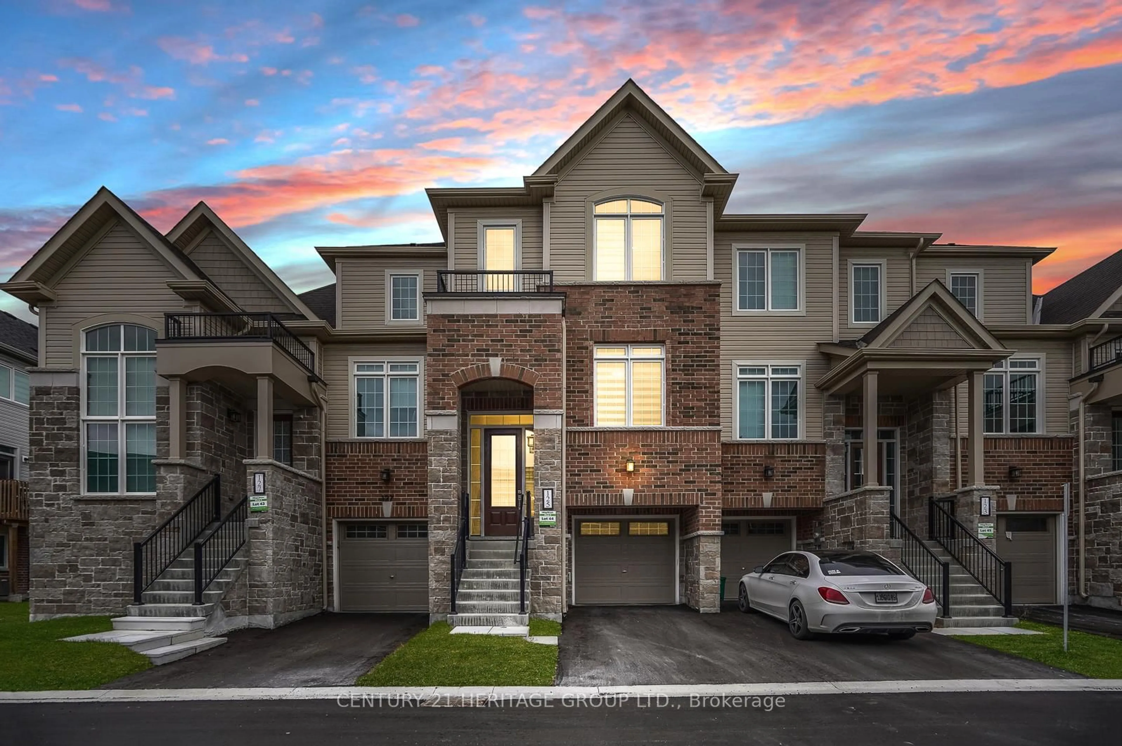 Home with brick exterior material, street for 125 Lyall Stokes Circ, East Gwillimbury Ontario L0G 1M0