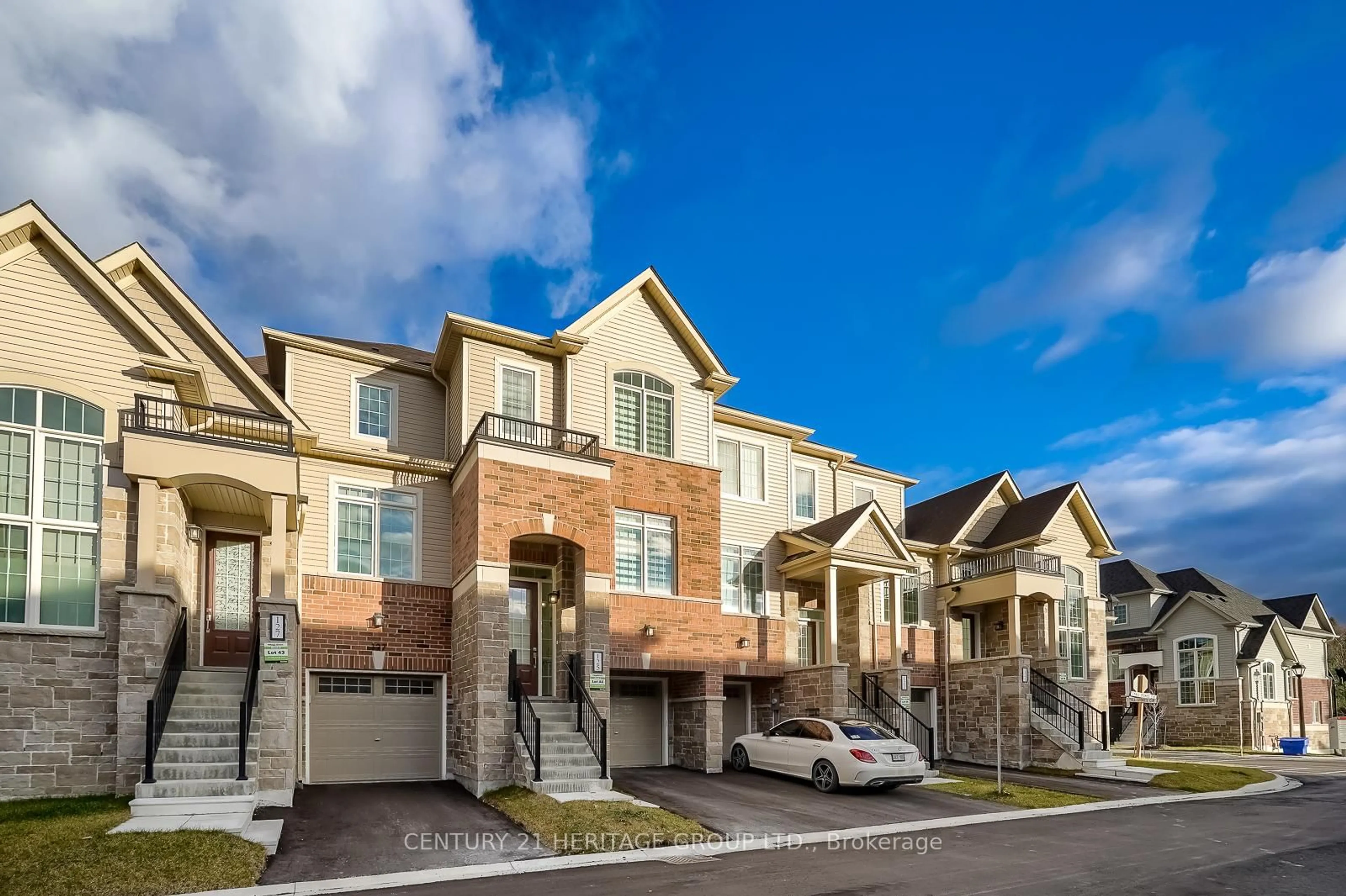 Home with brick exterior material, street for 125 Lyall Stokes Circ, East Gwillimbury Ontario L0G 1M0