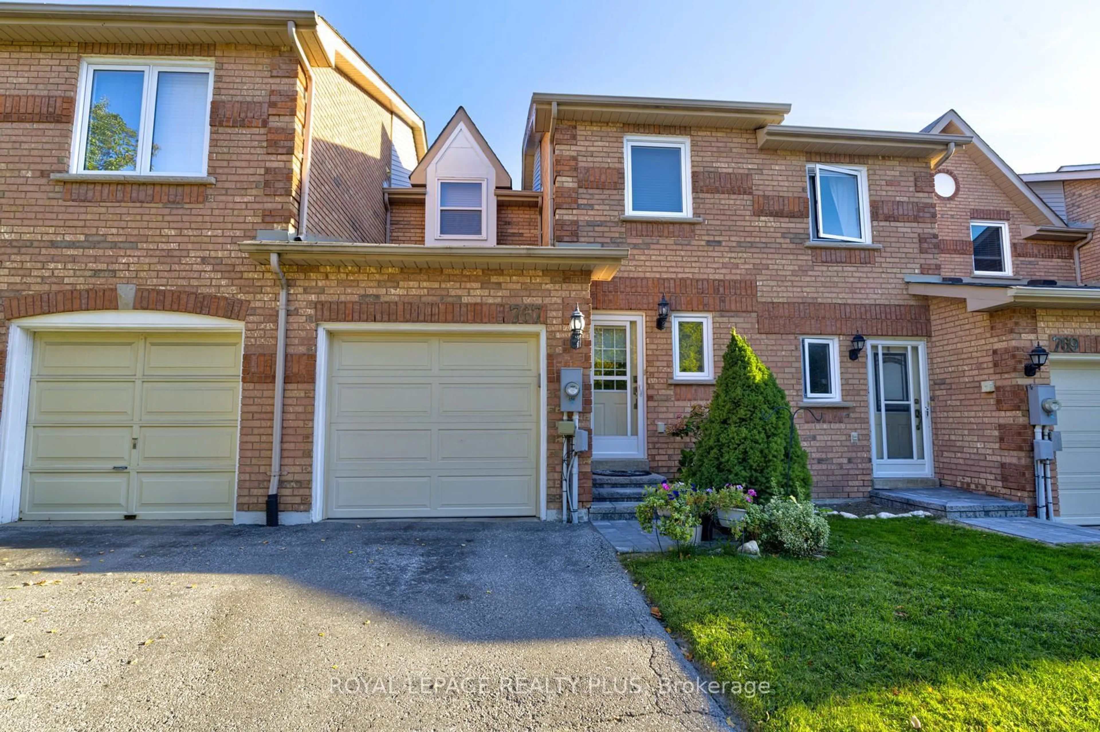 Home with brick exterior material, street for 767 Playter Cres, Newmarket Ontario L3X 1W7