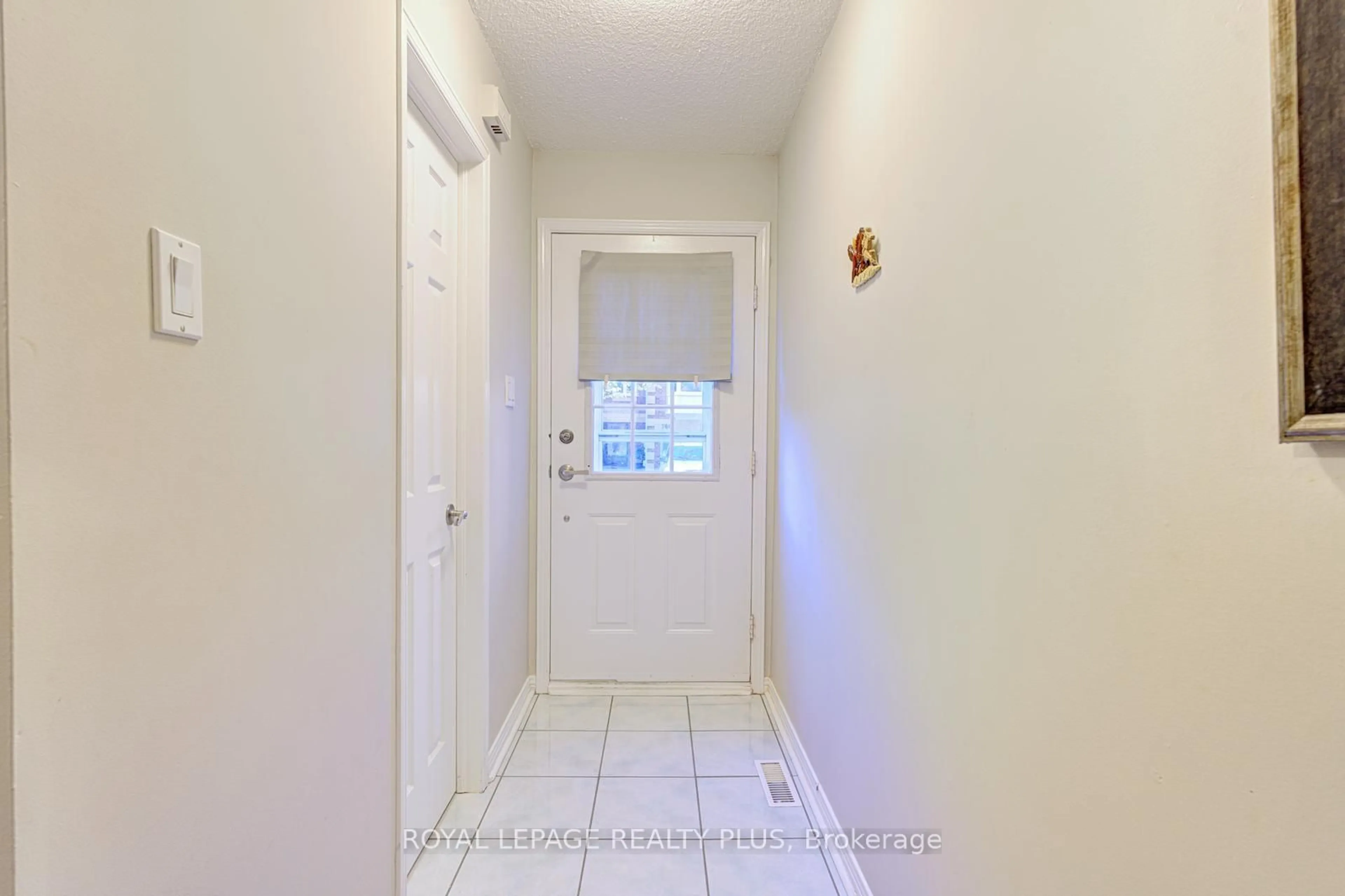 Indoor entryway for 767 Playter Cres, Newmarket Ontario L3X 1W7