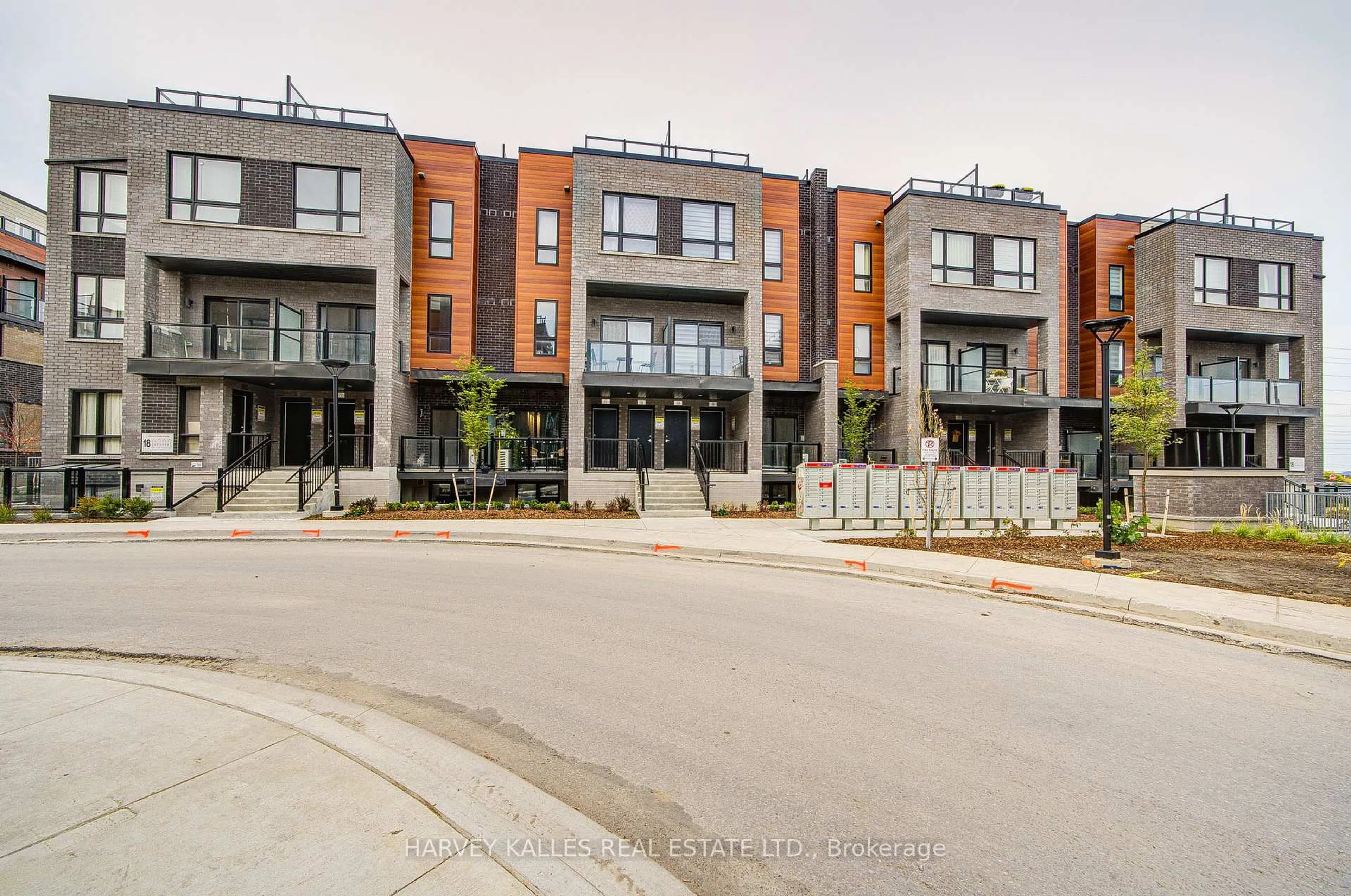 Unknown for 18 Lytham Green Circ #2, Newmarket Ontario L3Y 0H5