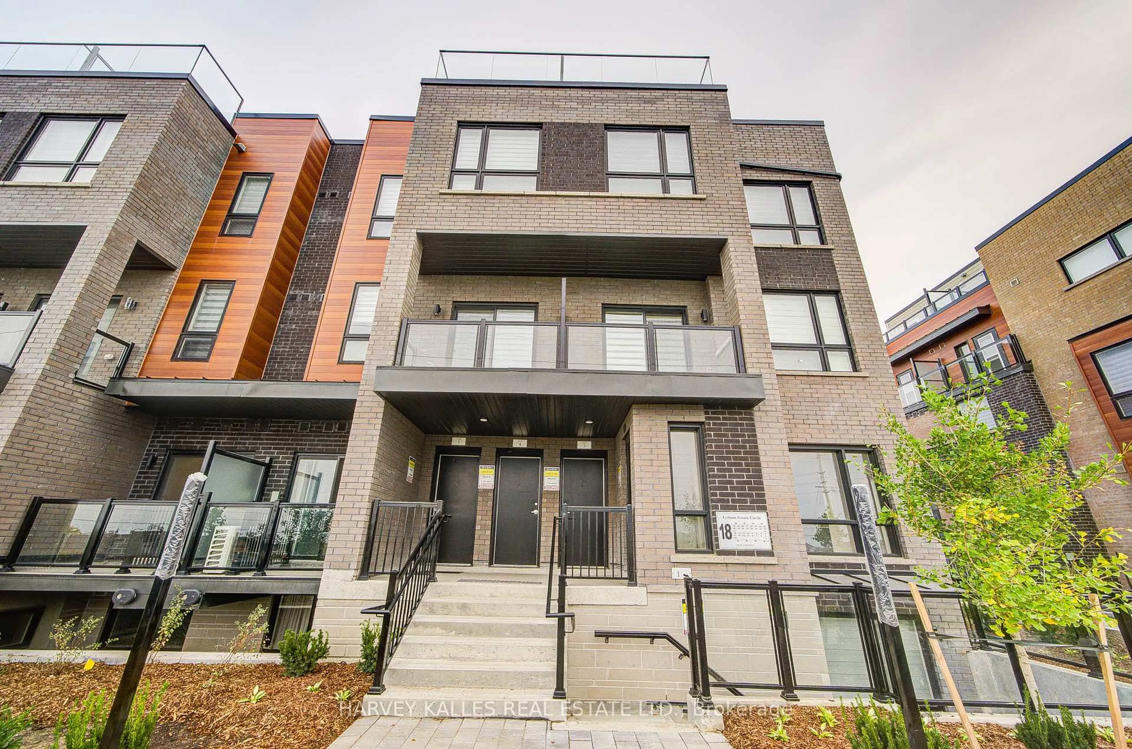 Unknown for 18 Lytham Green Circ #2, Newmarket Ontario L3Y 0H5