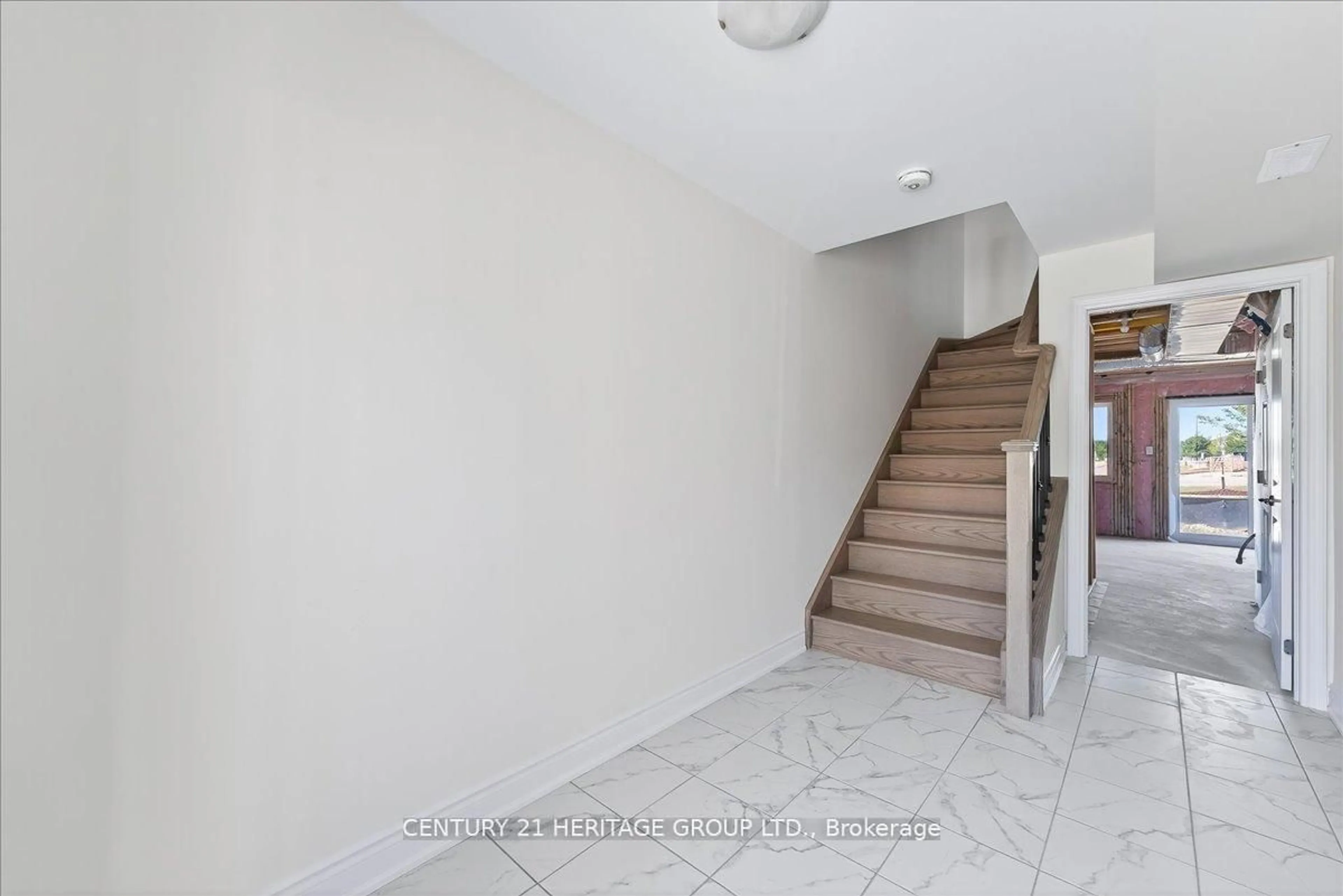 Indoor foyer for 6 Elgin Crt, Bradford West Gwillimbury Ontario L3Z 4R1