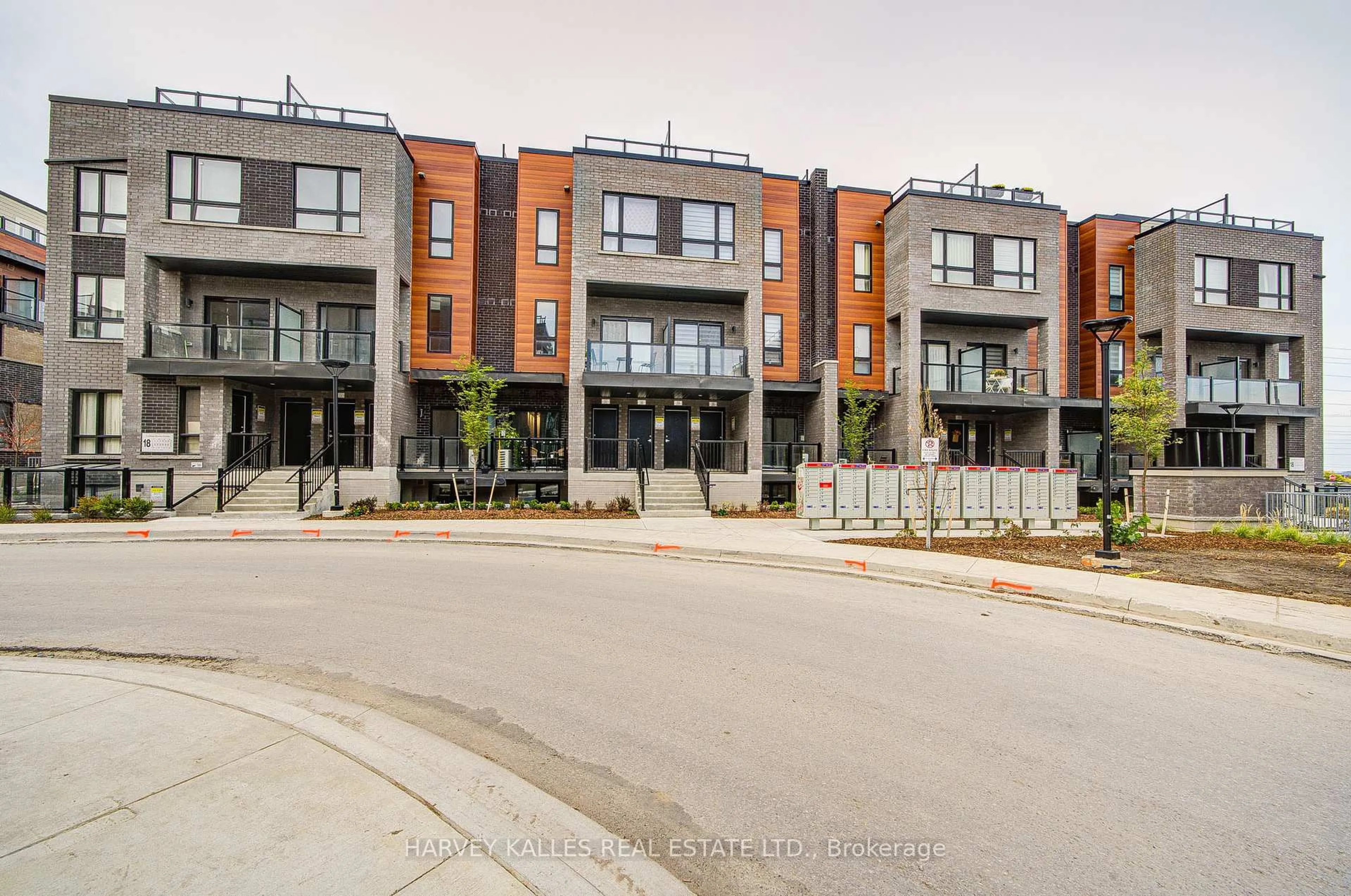 Unknown for 18 Lytham Green Circ #32, Newmarket Ontario L3Y 0H4