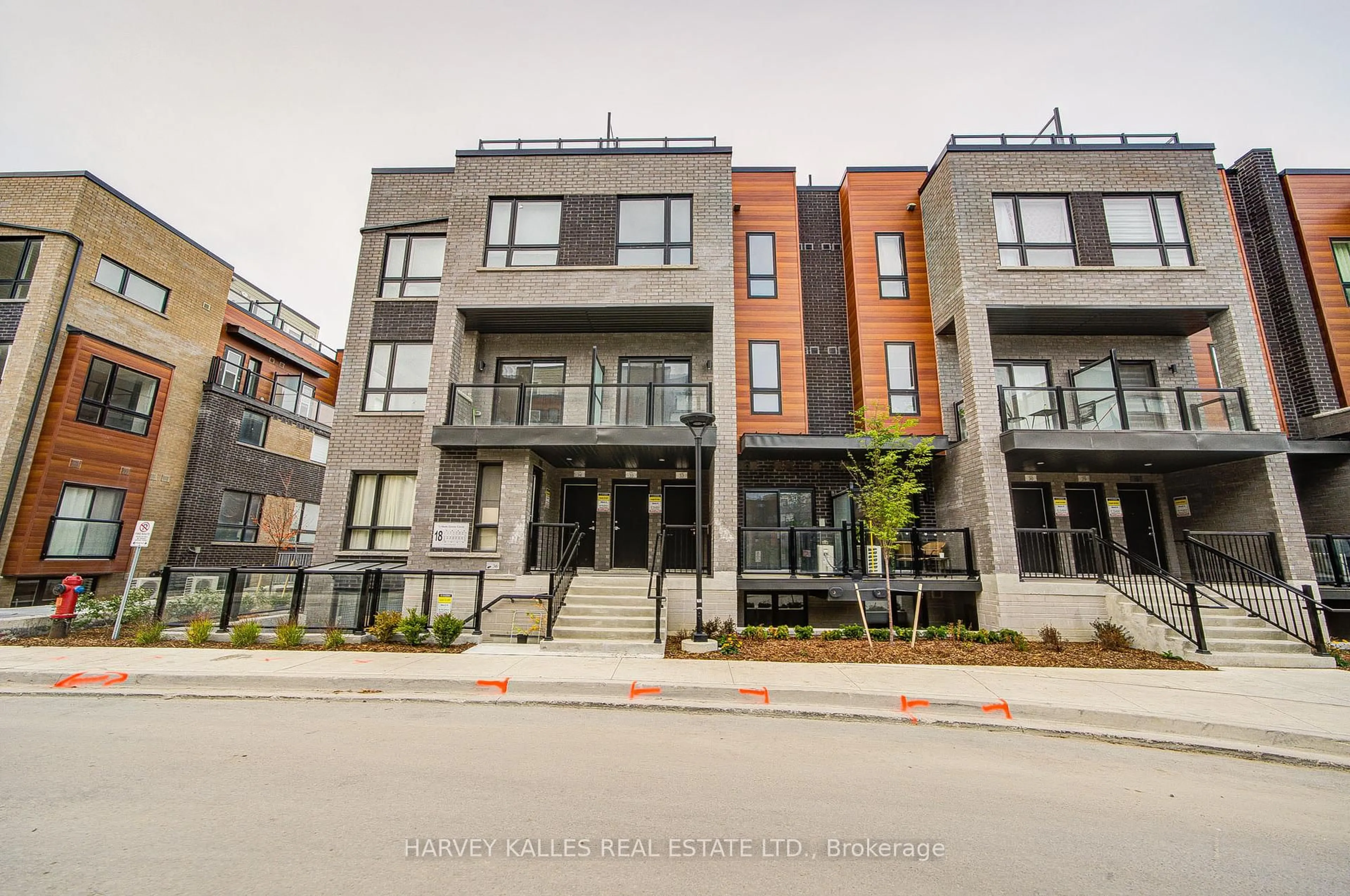 Patio, street for 18 Lytham Green Circ #32, Newmarket Ontario L3Y 0H4
