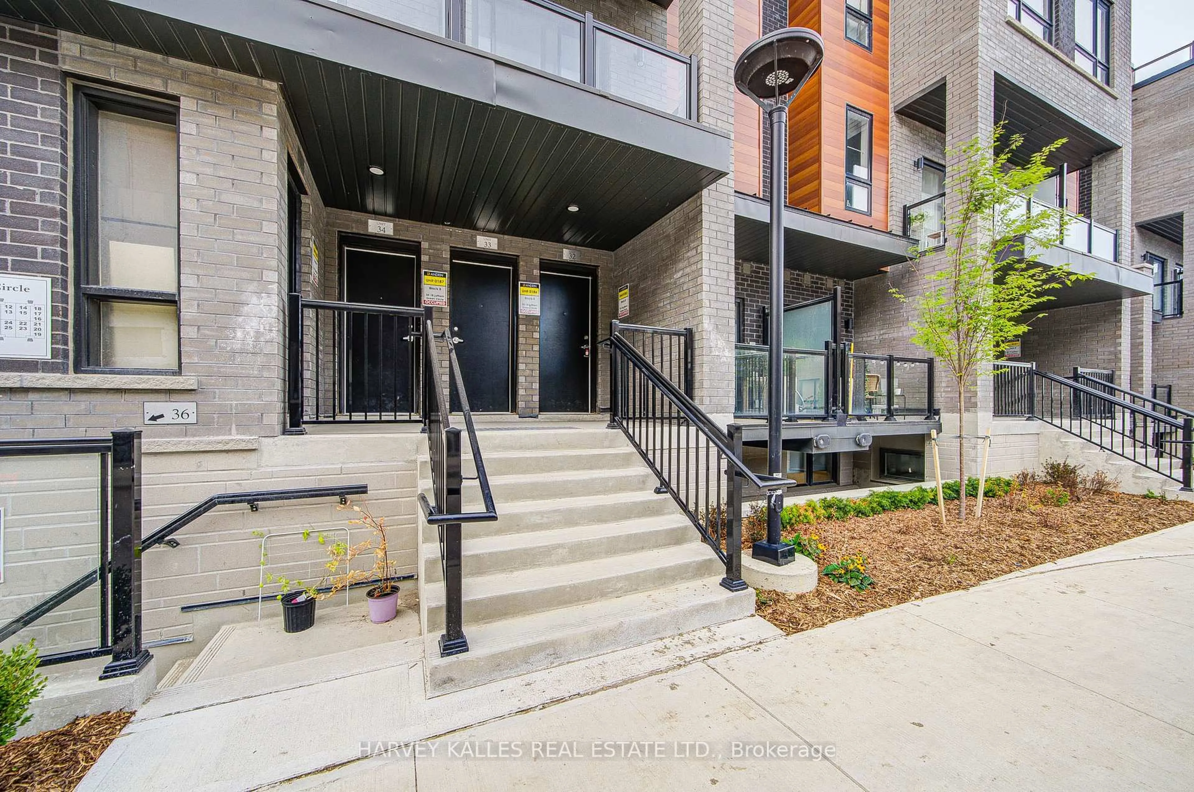Unknown for 18 Lytham Green Circ #32, Newmarket Ontario L3Y 0H4