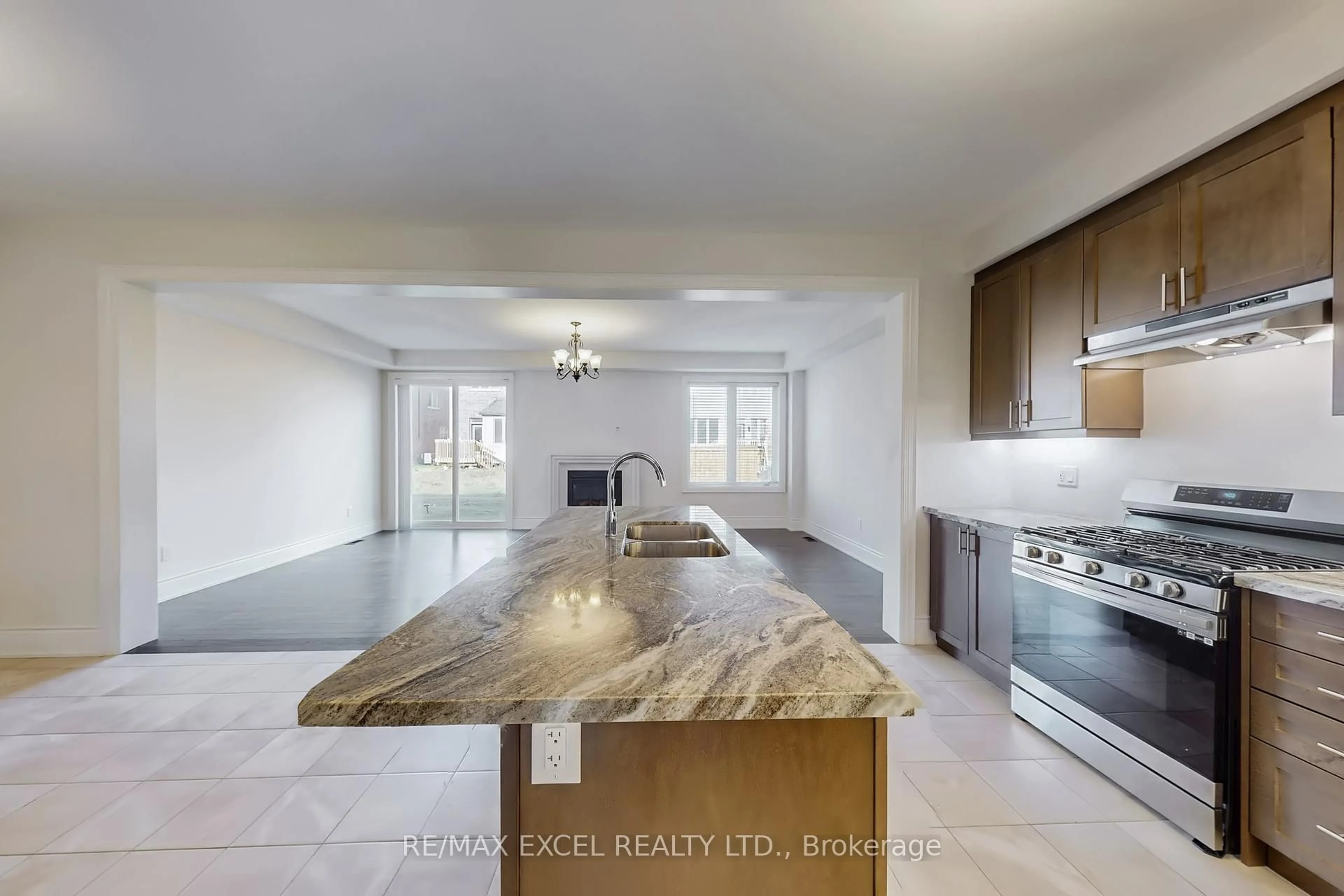 Open concept kitchen, ceramic/tile floor for 151 Silk Twist Dr, East Gwillimbury Ontario L9N 0V7