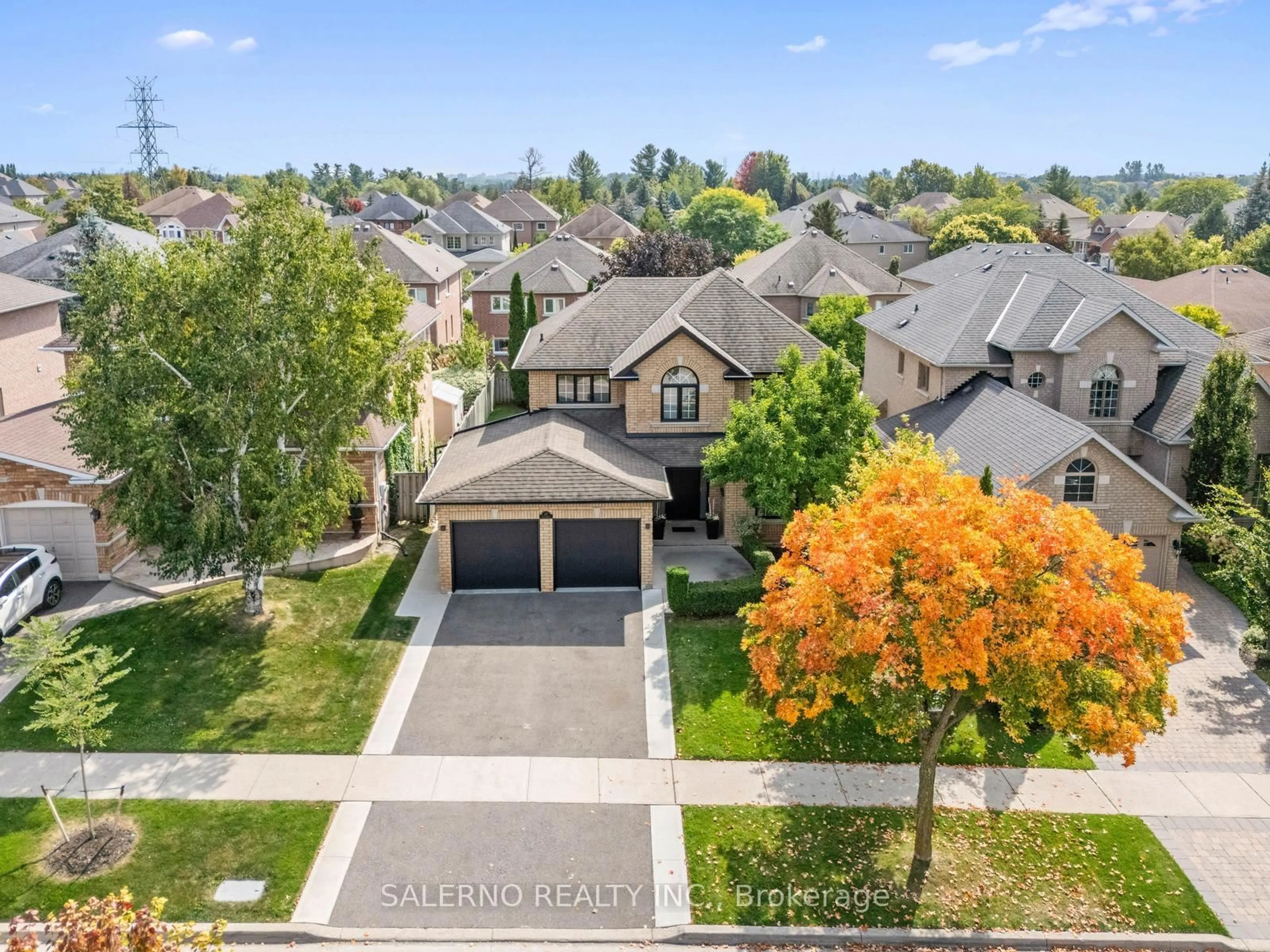 A pic from outside/outdoor area/front of a property/back of a property/a pic from drone, street for 87 Lois Dr, Vaughan Ontario L4H 1H9