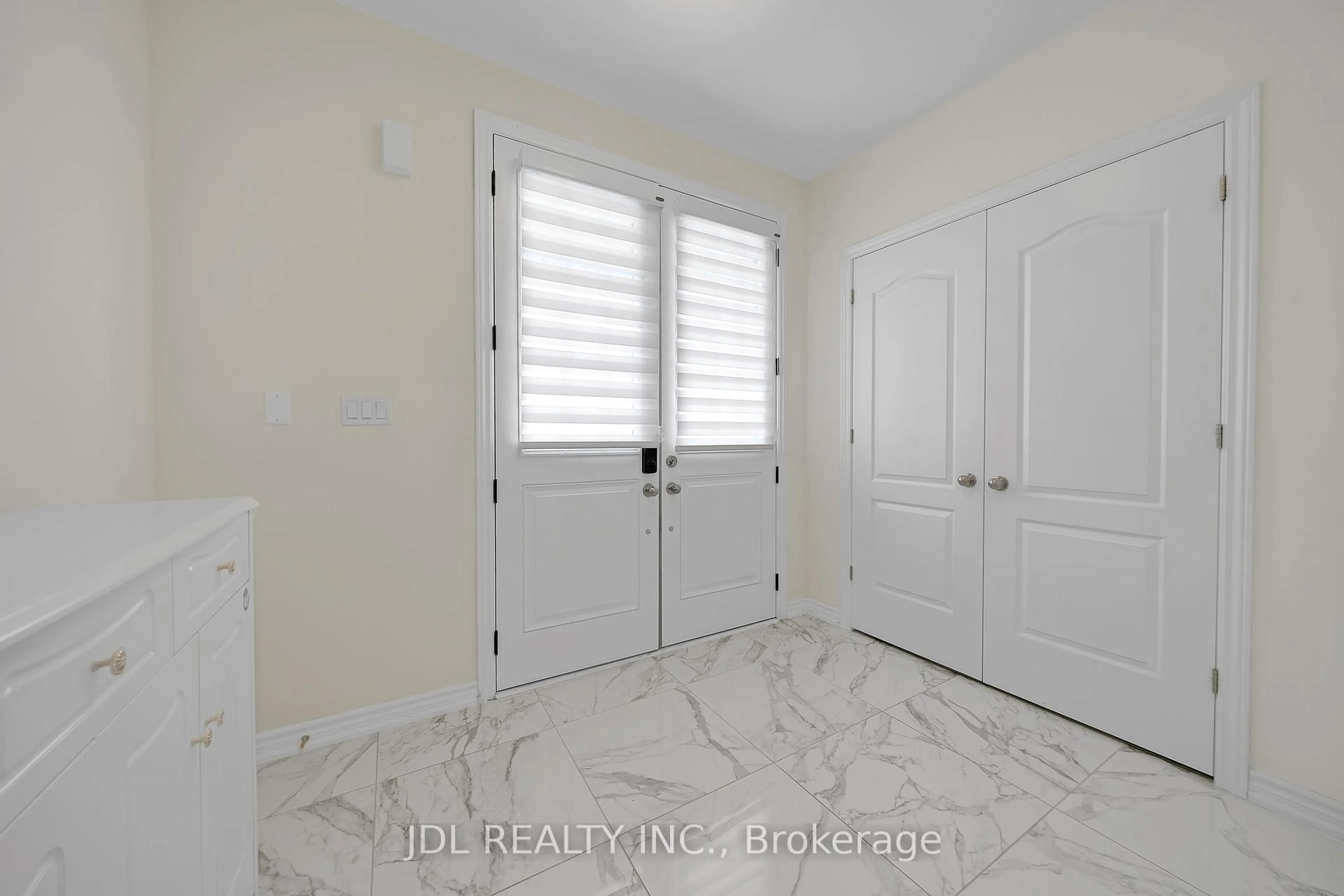Indoor entryway for 12 Prunella Cres, East Gwillimbury Ontario L9N 0S7