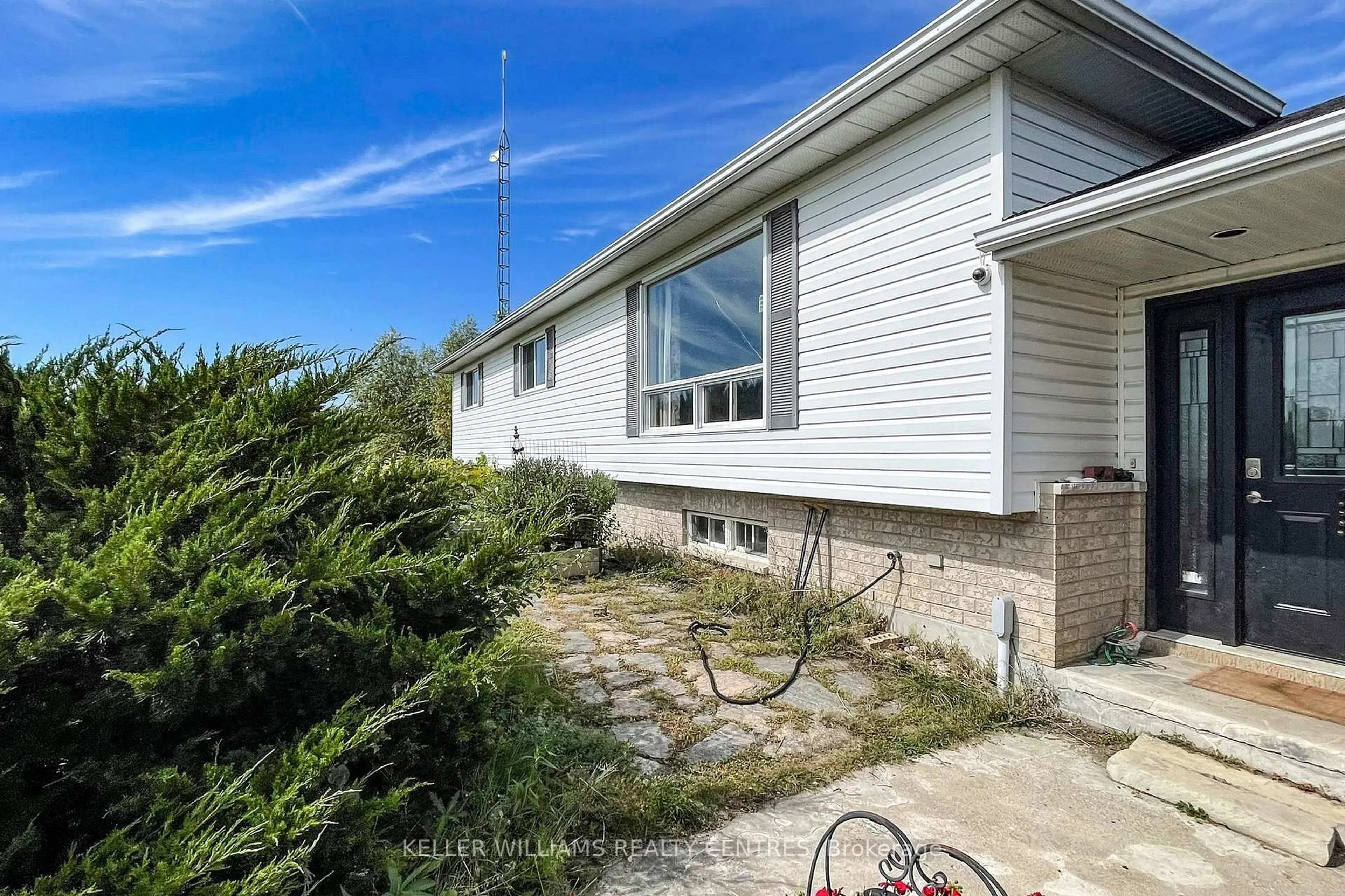 A pic from outside/outdoor area/front of a property/back of a property/a pic from drone, unknown for 6268 Frog St, Georgina Ontario L0E 1N0