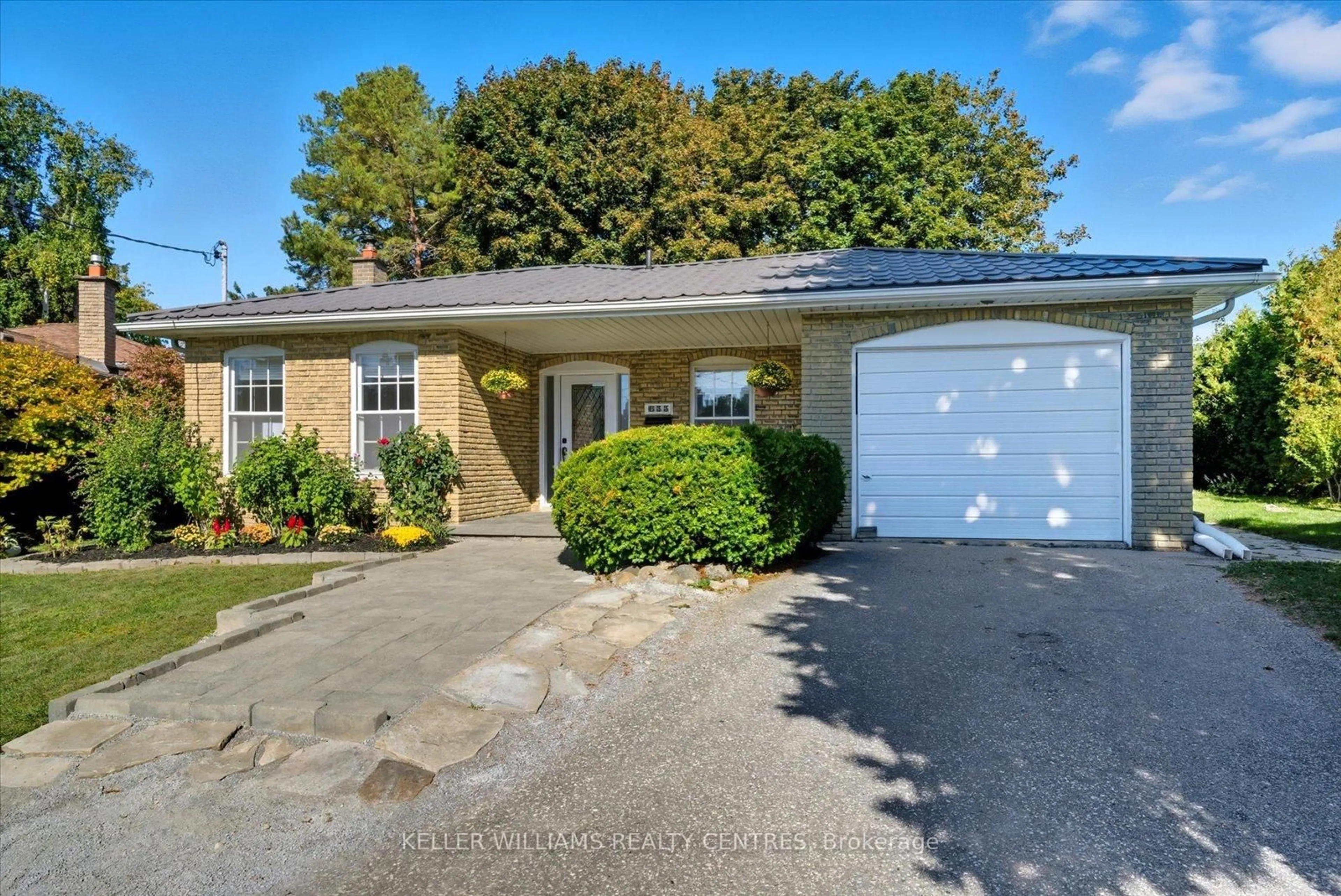 A pic from outside/outdoor area/front of a property/back of a property/a pic from drone, street for 655 Park Crt, Newmarket Ontario L3Y 3N5