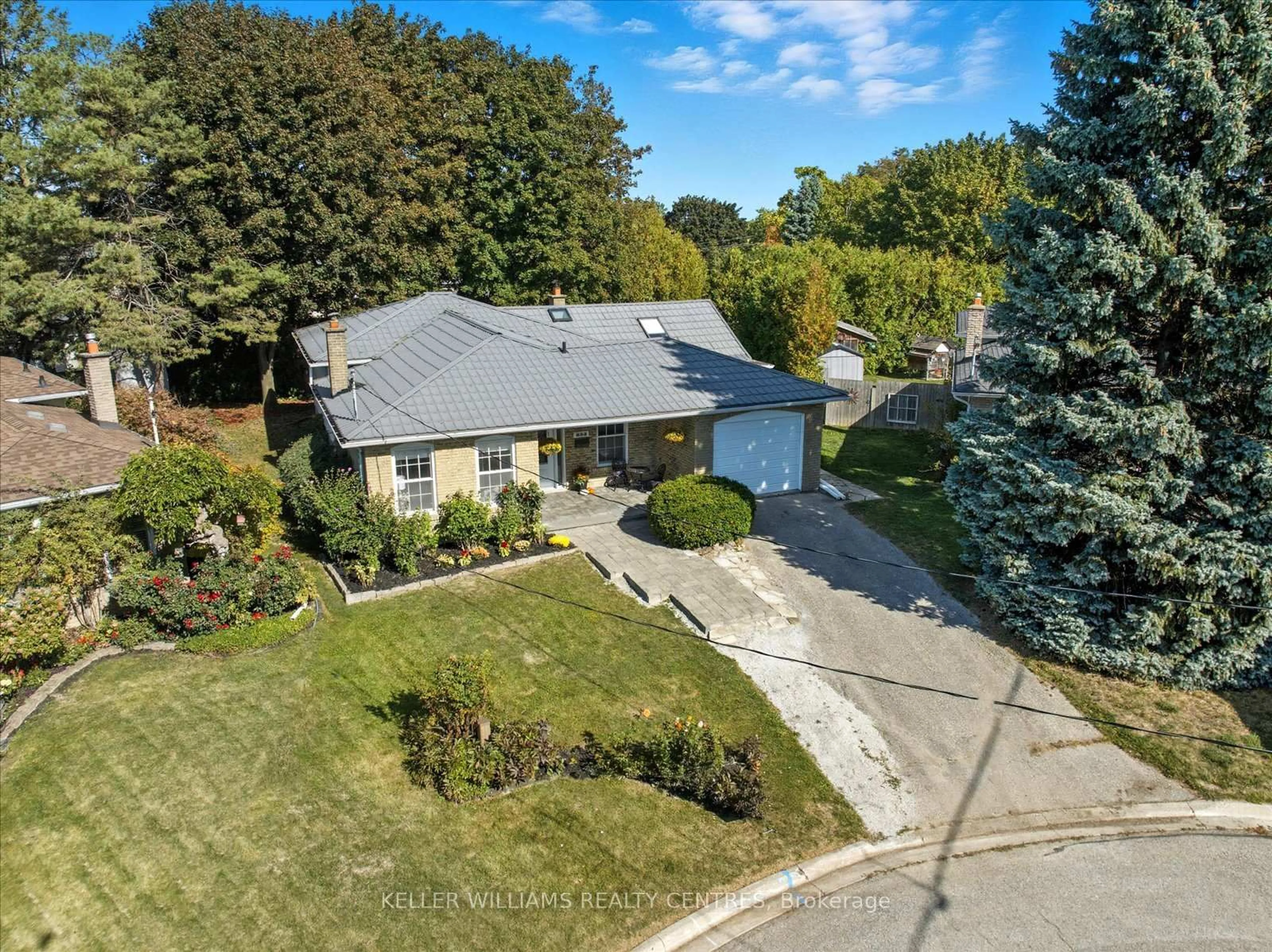 A pic from outside/outdoor area/front of a property/back of a property/a pic from drone, street for 655 Park Crt, Newmarket Ontario L3Y 3N5