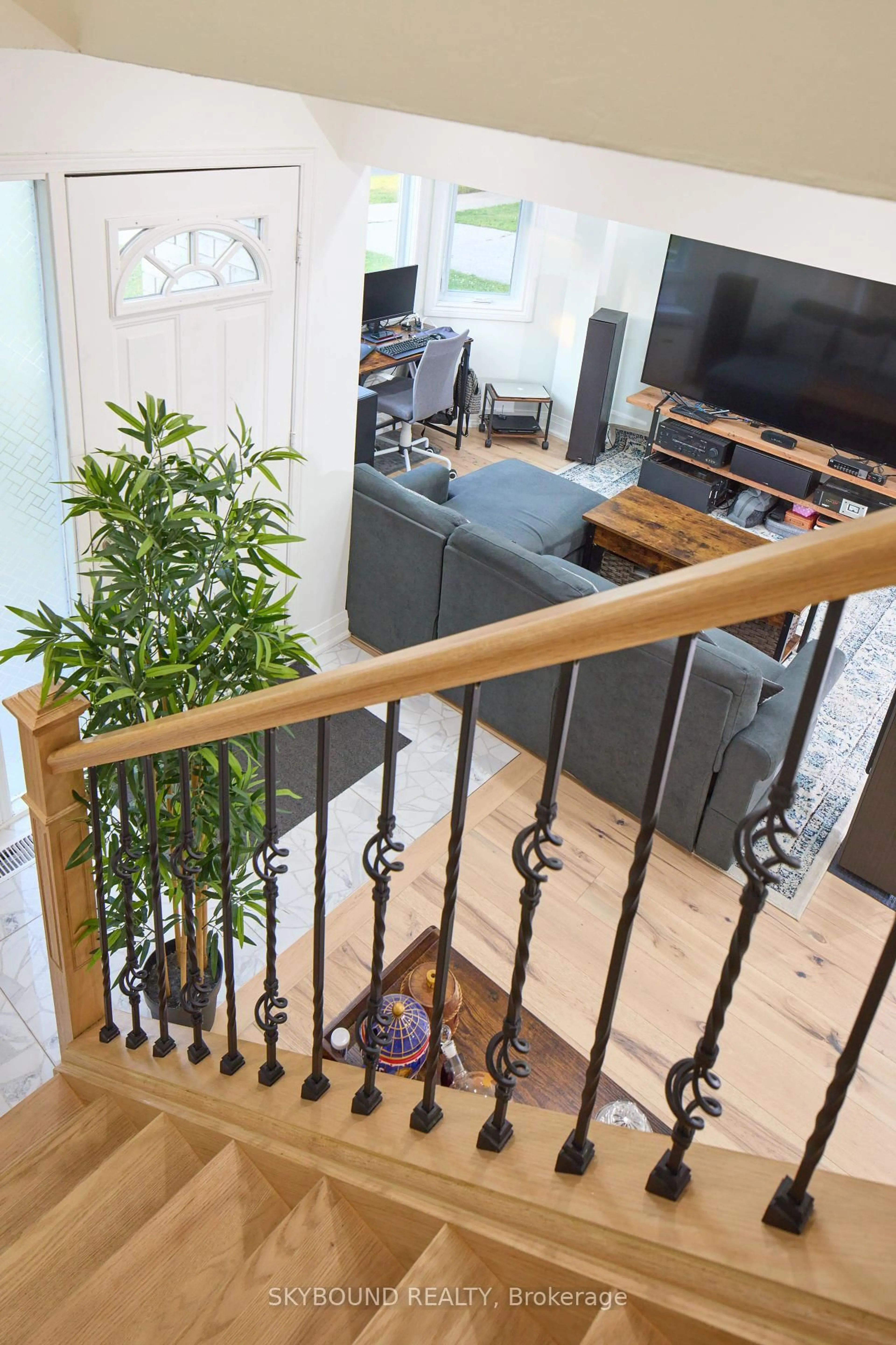 Indoor entryway for 1021 Anna Maria Ave, Innisfil Ontario L9S 1V6