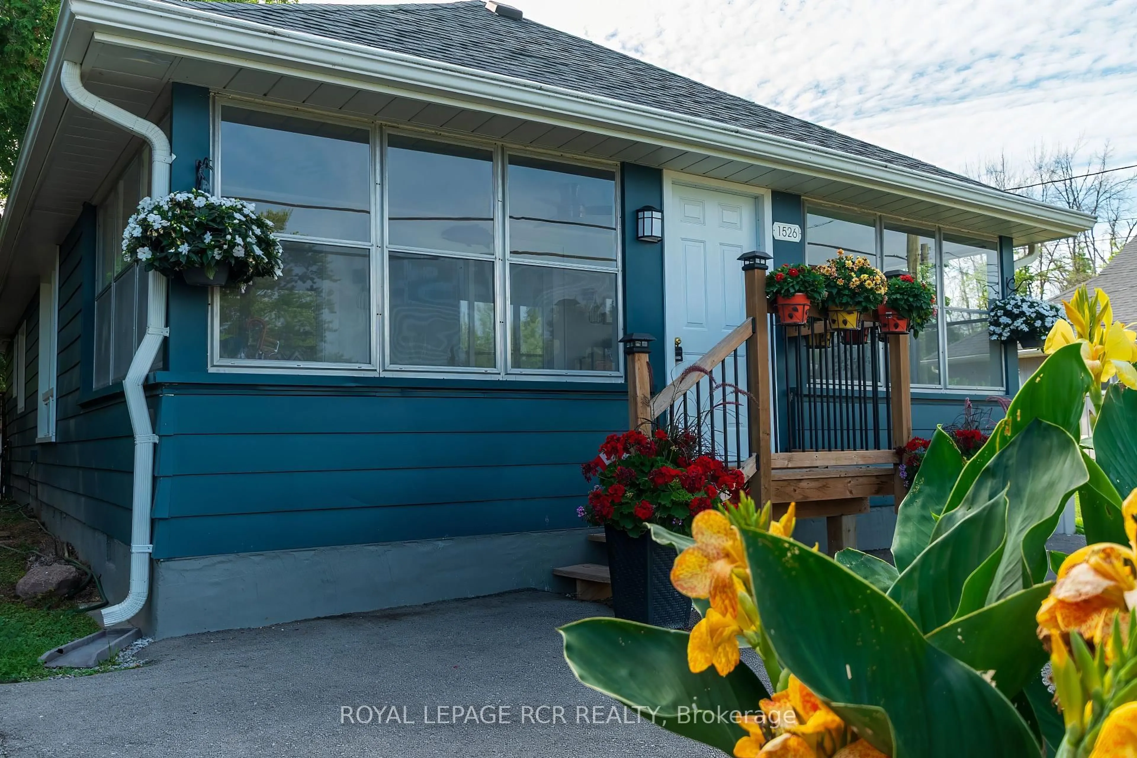 Home with vinyl exterior material, street for 1526 Houston Ave, Innisfil Ontario L9S 4M7