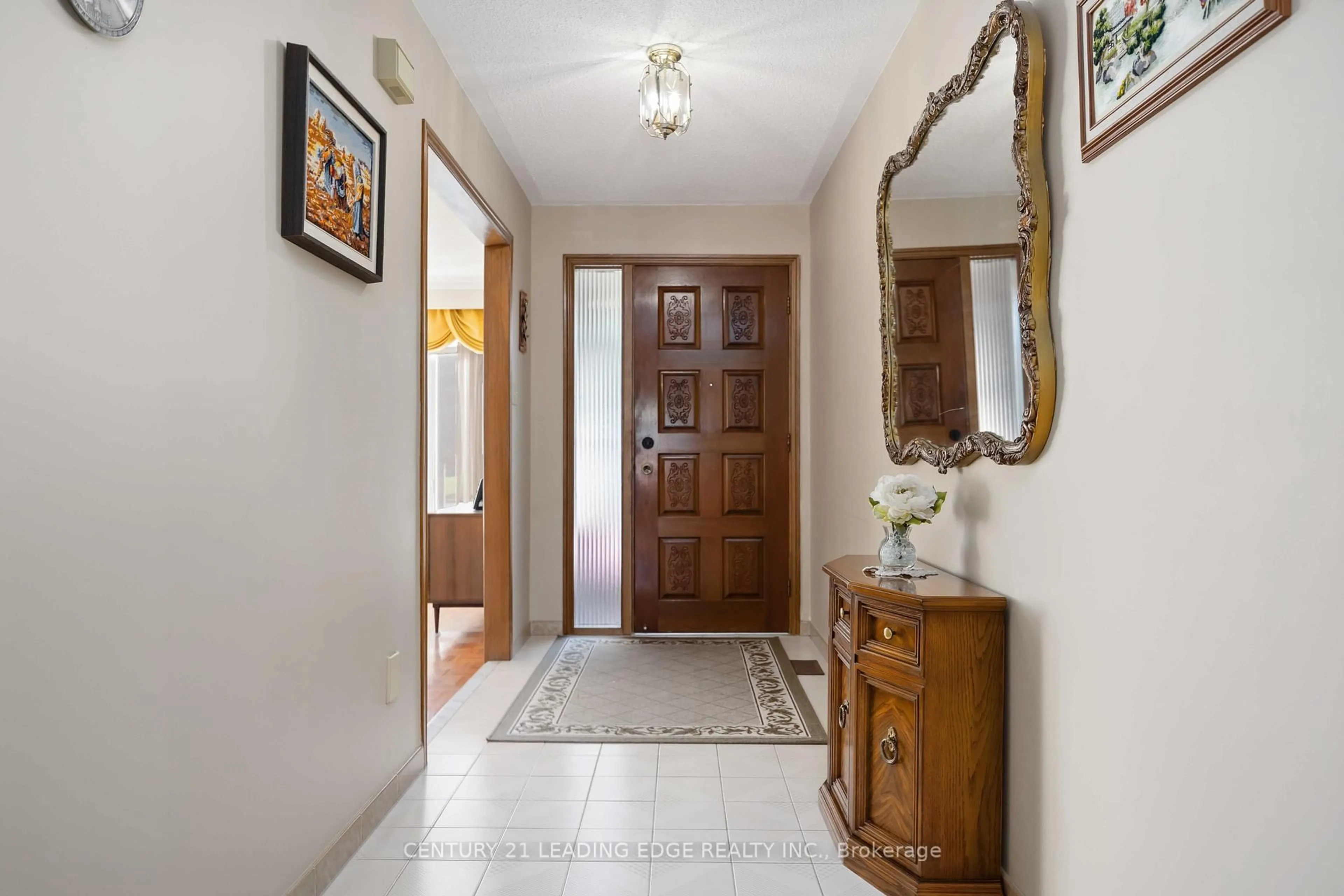 Indoor foyer for 52 ASPEN Cres, Whitchurch-Stouffville Ontario L4A 5C7