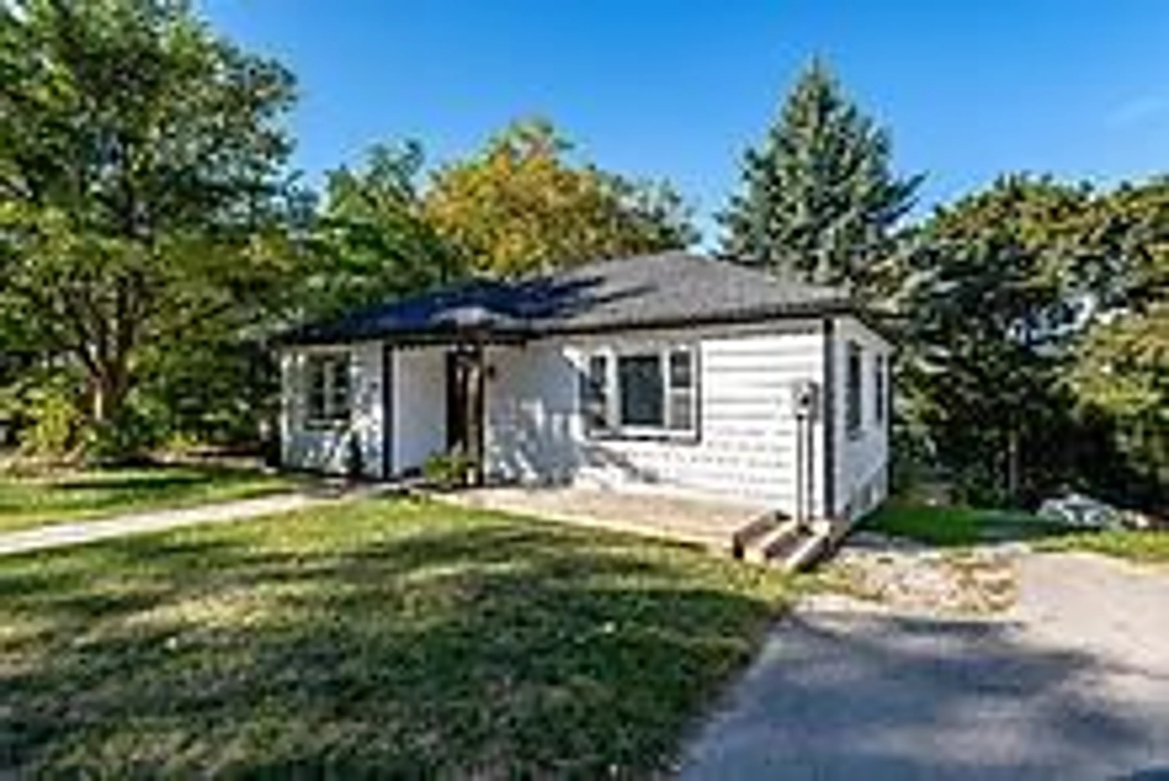 A pic from outside/outdoor area/front of a property/back of a property/a pic from drone, street for 16948 Bayview Ave, Newmarket Ontario L3Y 6M5