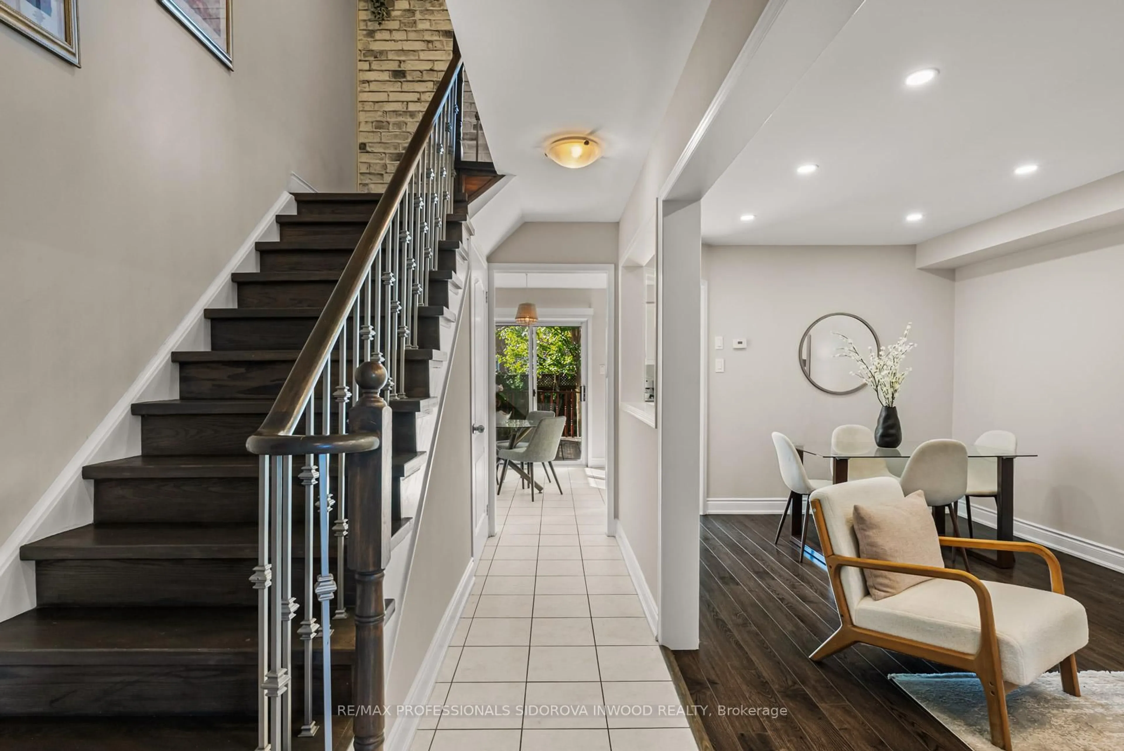 Indoor entryway for 106 Lucena Cres, Vaughan Ontario L6A 2W5