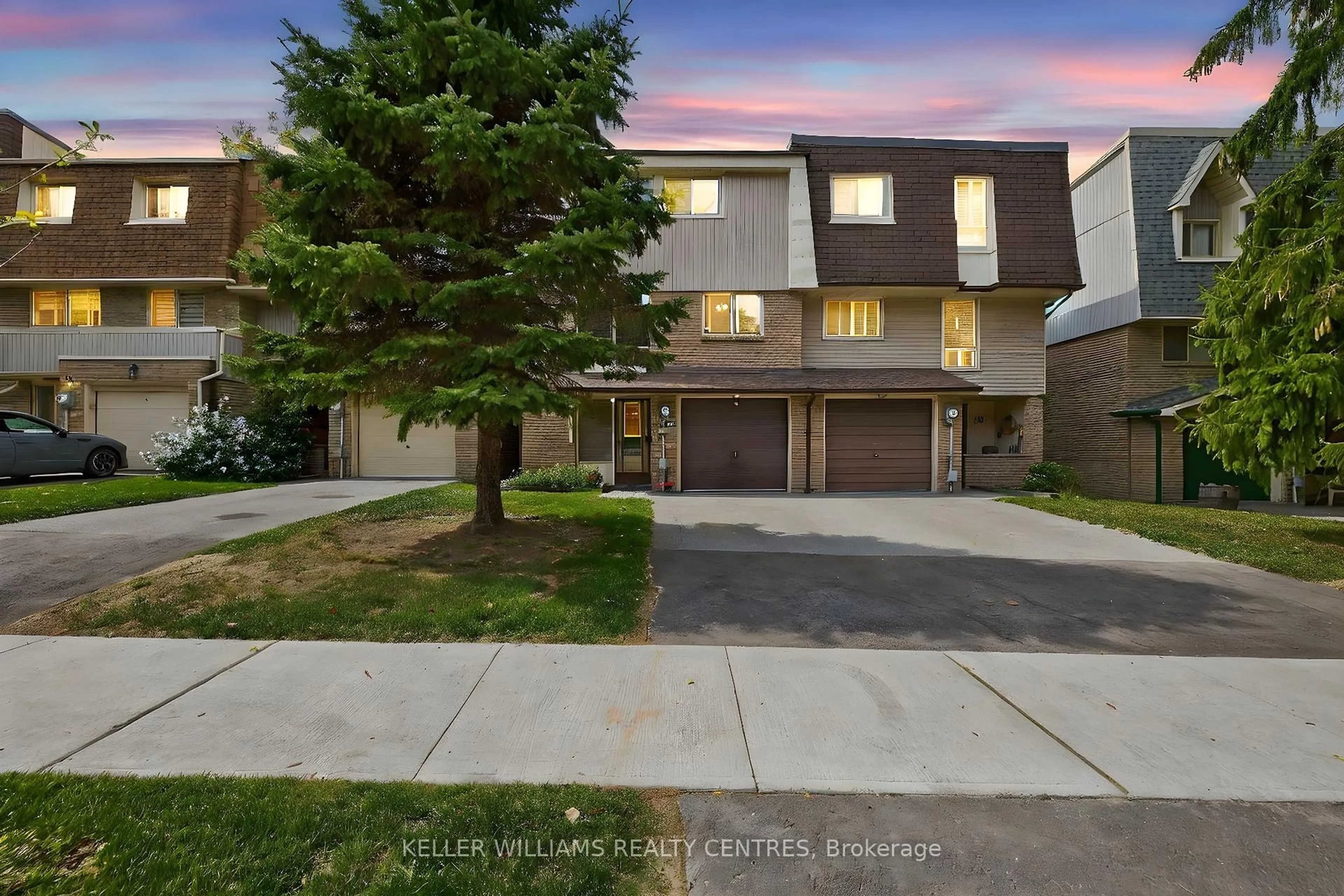 A pic from outside/outdoor area/front of a property/back of a property/a pic from drone, street for 100 Poplar Cres, Aurora Ontario L4G 3L3