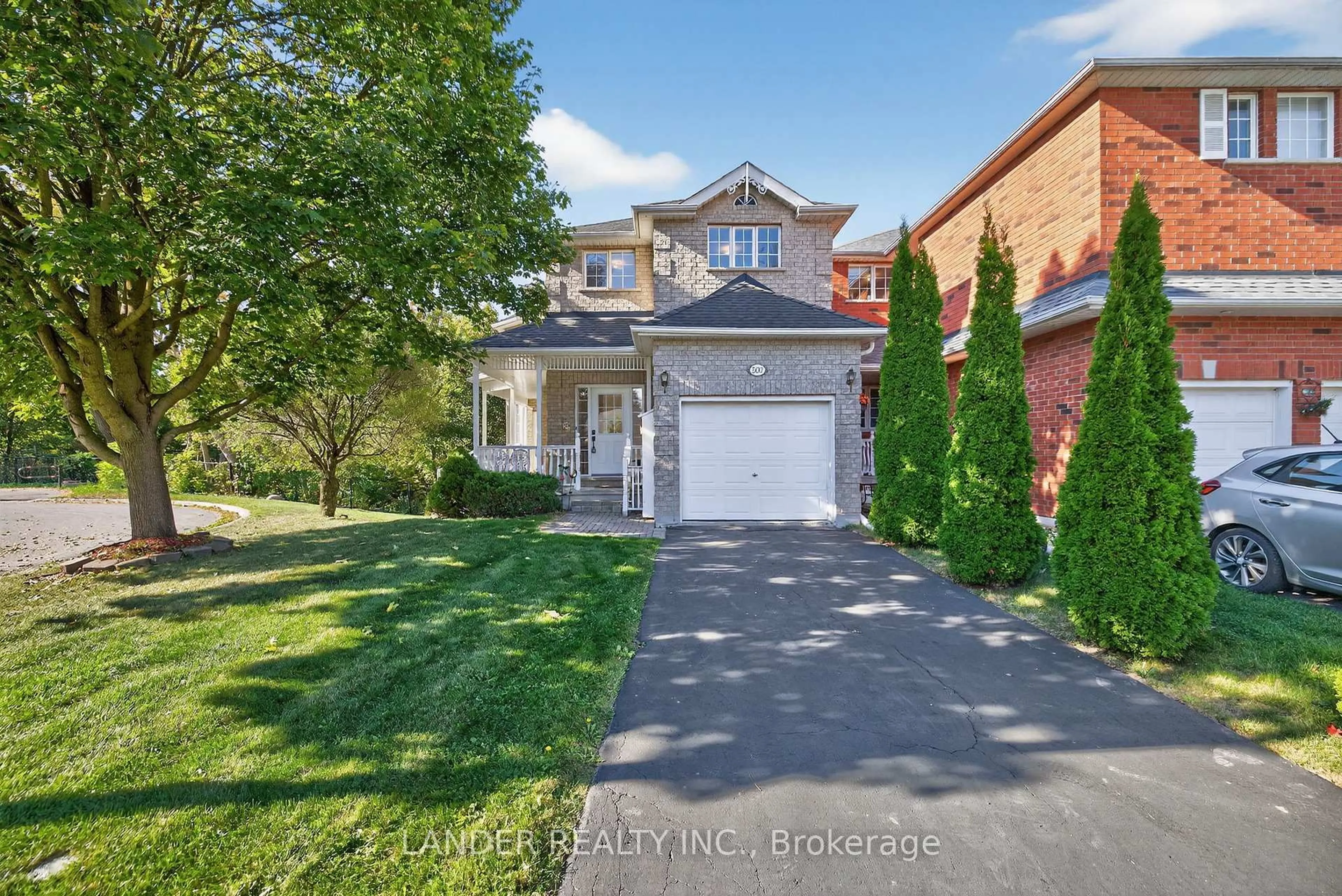 A pic from outside/outdoor area/front of a property/back of a property/a pic from drone, street for 302 Sheridan Crt, Newmarket Ontario L3Y 8P9