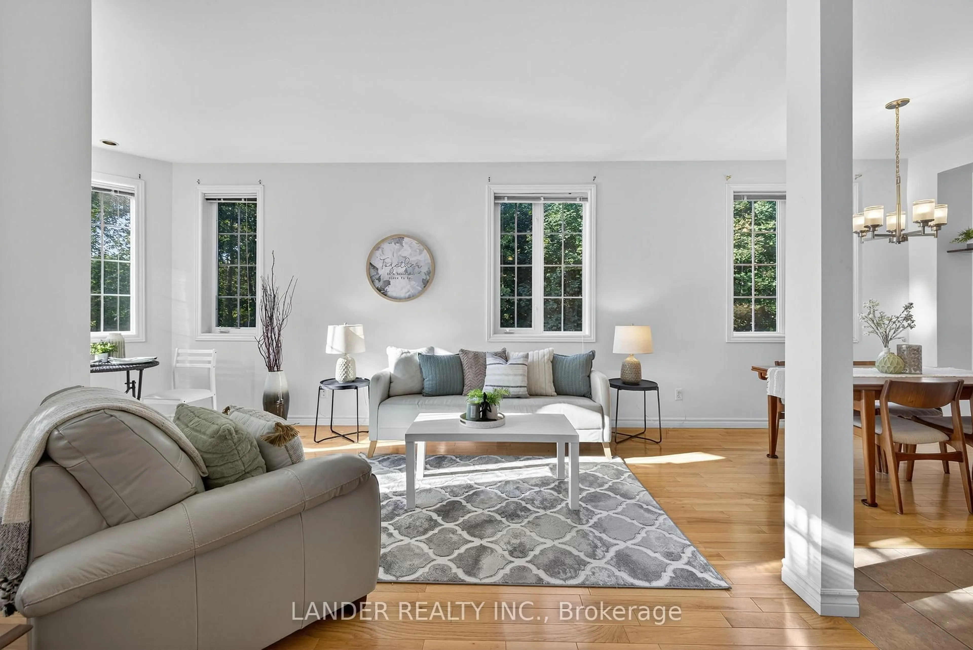 Living room with furniture, unknown for 302 Sheridan Crt, Newmarket Ontario L3Y 8P9