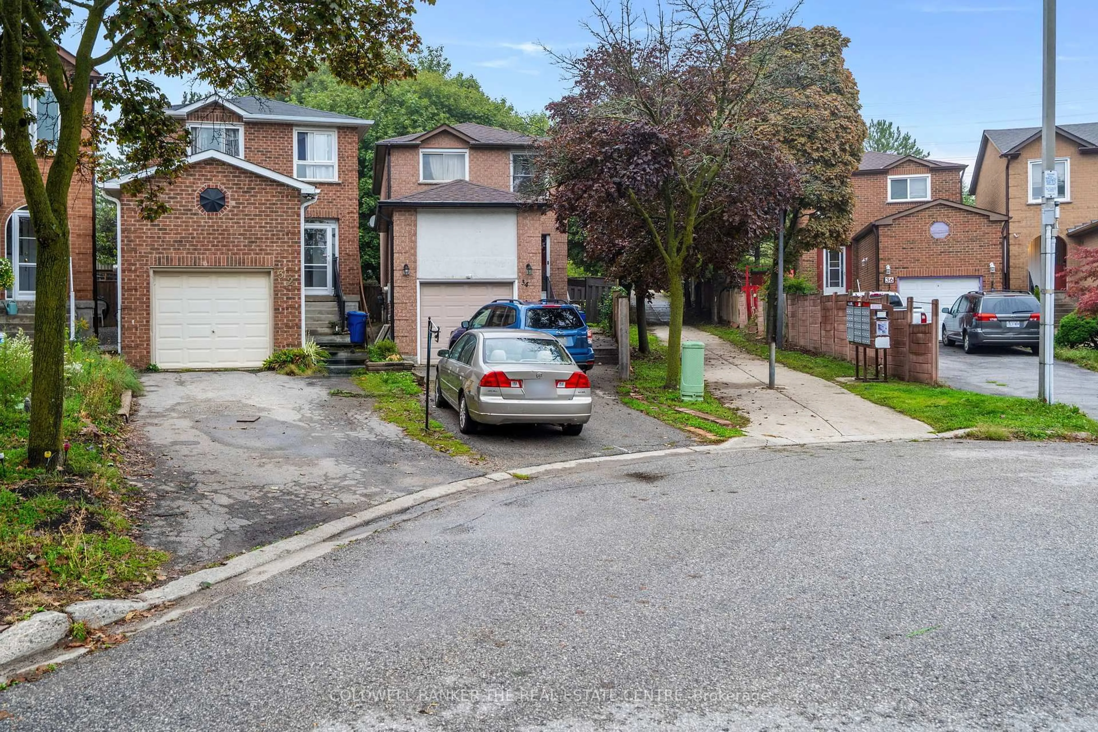 A pic from outside/outdoor area/front of a property/back of a property/a pic from drone, street for 32 Rejane Cres, Vaughan Ontario L4J 5A1