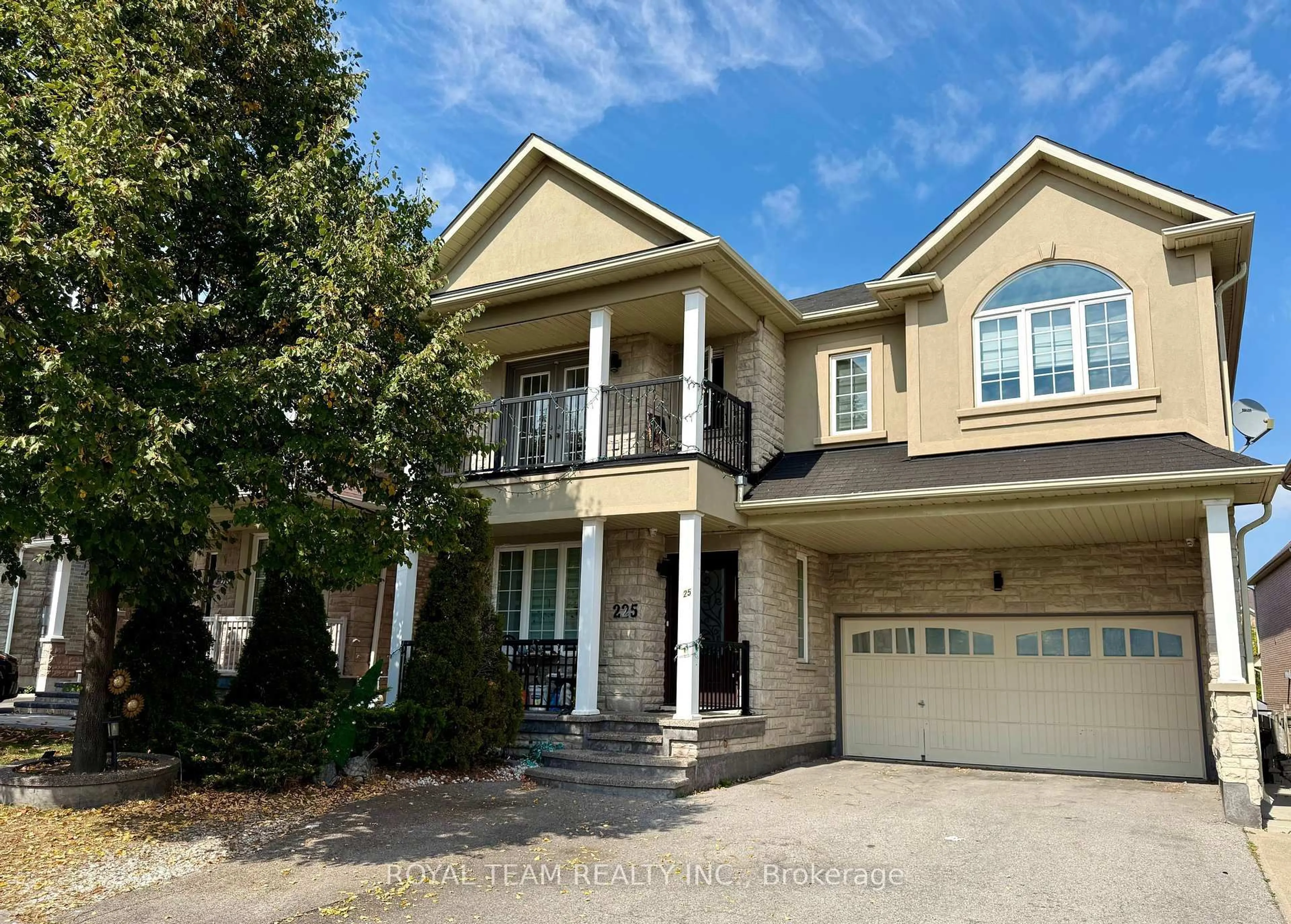 Home with vinyl exterior material, street for 225 Woodspring Ave, Newmarket Ontario L3X 3J1