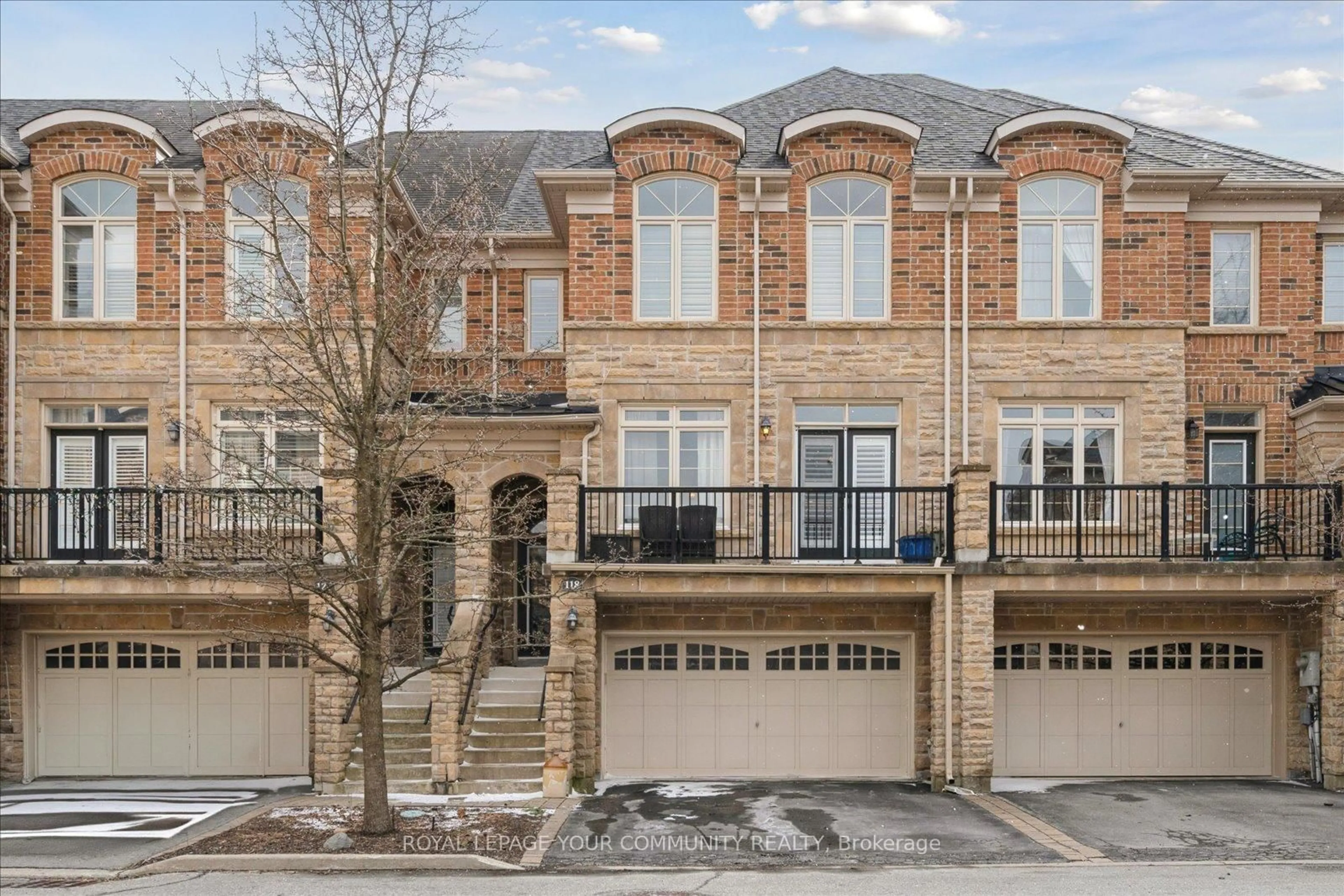 Home with brick exterior material, street for 118 Chapman Crt, Aurora Ontario L4G 0E2