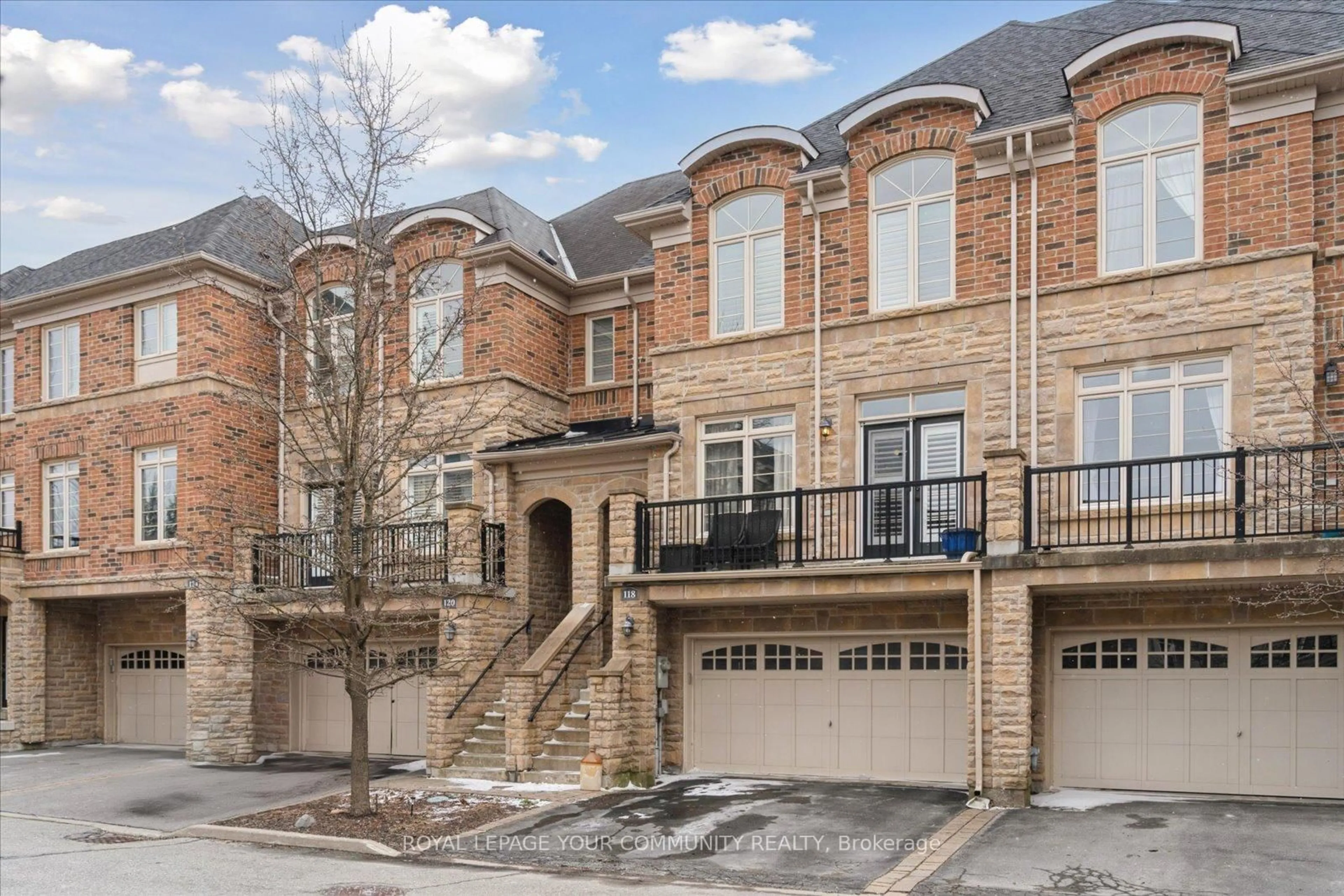 Home with brick exterior material, street for 118 Chapman Crt, Aurora Ontario L4G 0E2