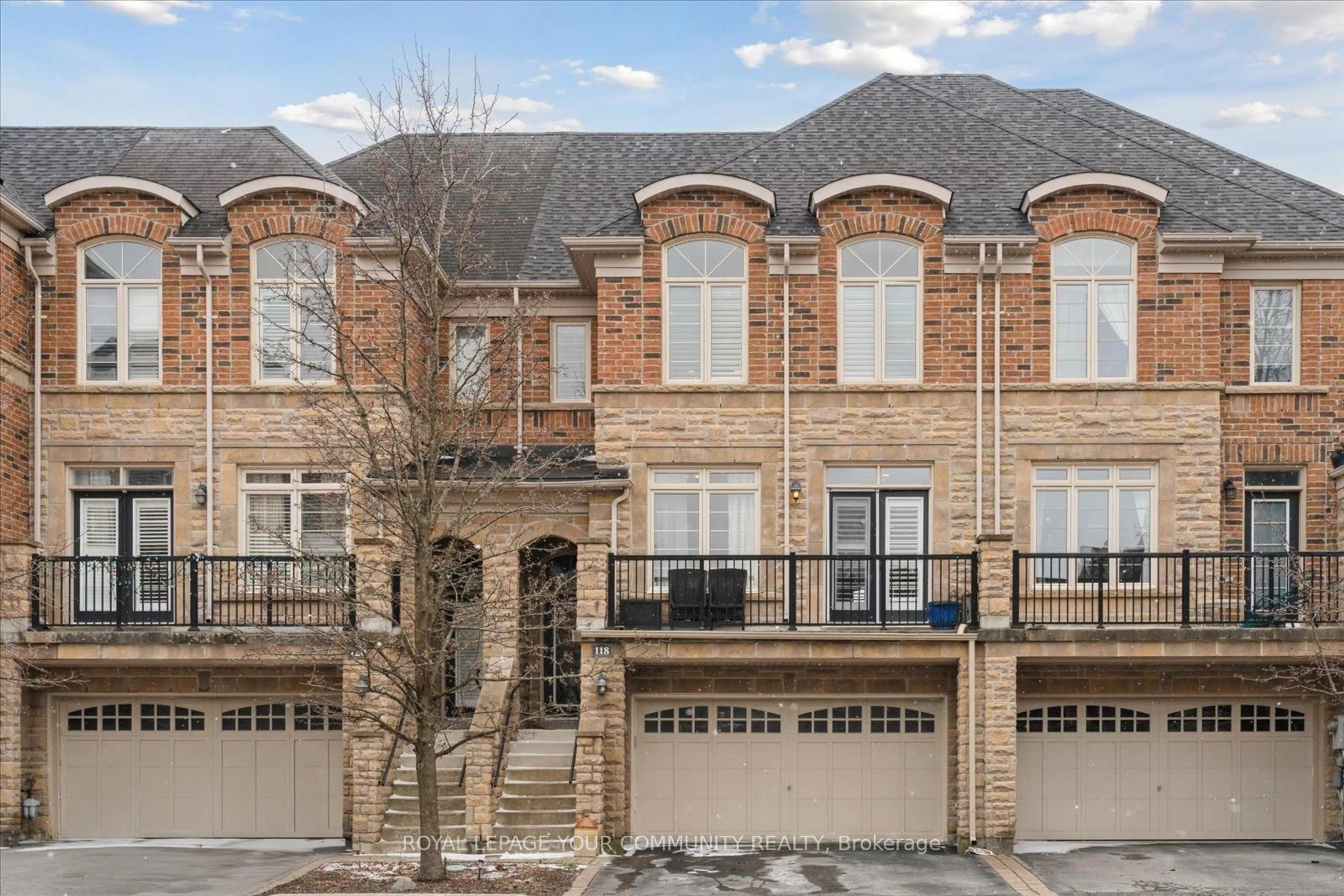 Home with brick exterior material, street for 118 Chapman Crt, Aurora Ontario L4G 0E2