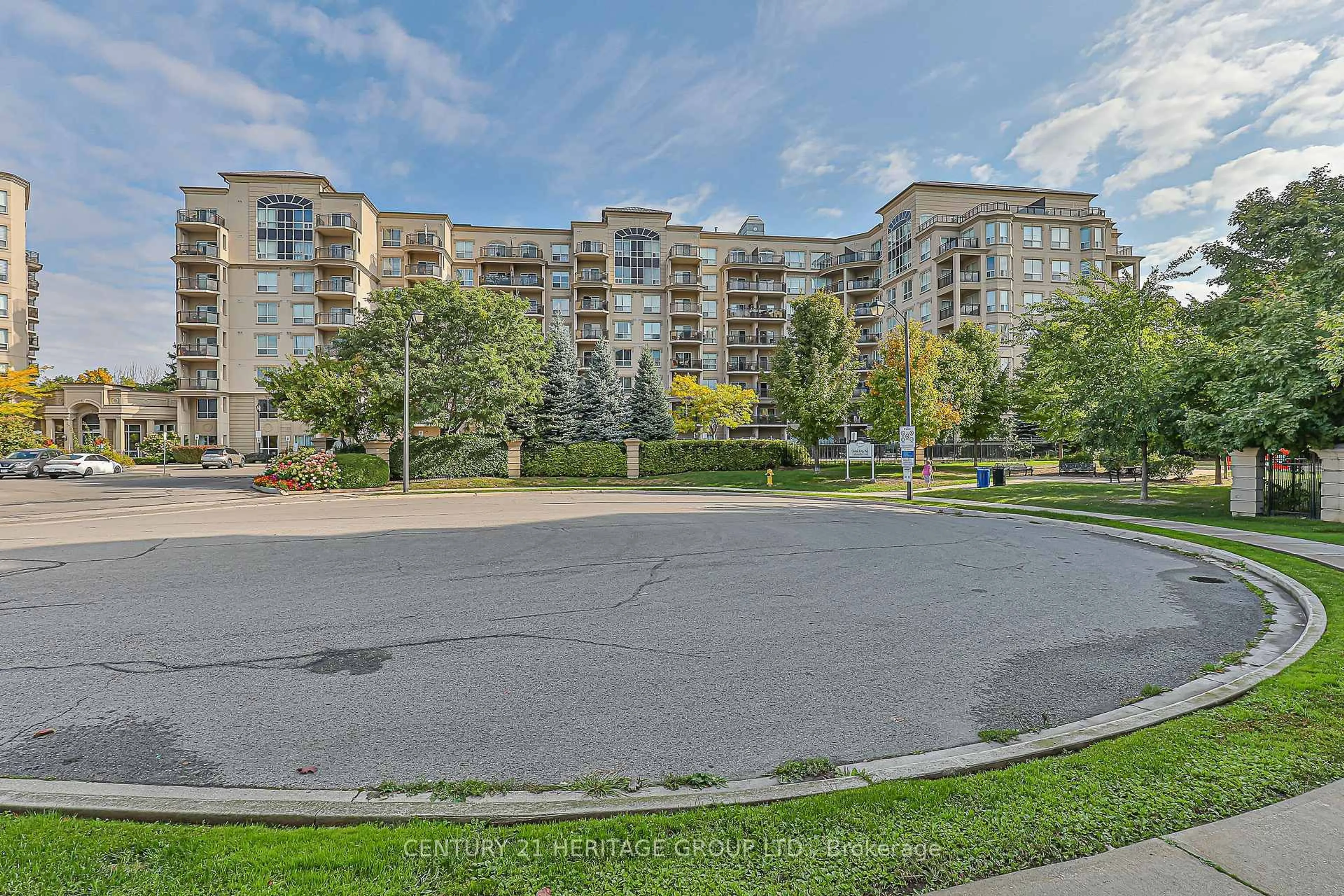 A pic from outside/outdoor area/front of a property/back of a property/a pic from drone, unknown for 2 Maison Parc Crt #414, Vaughan Ontario L4J 9K4