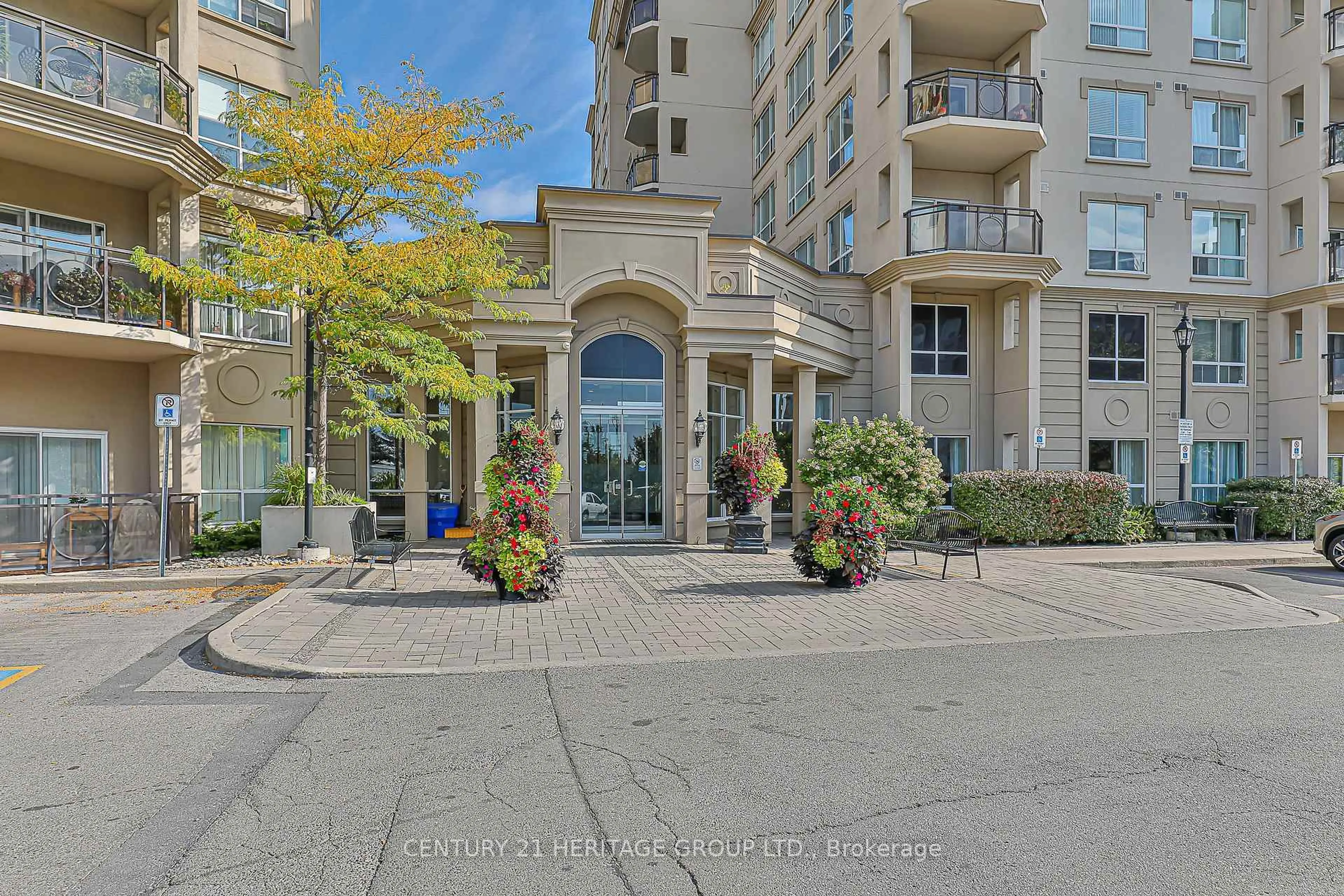 Indoor foyer for 2 Maison Parc Crt #414, Vaughan Ontario L4J 9K4