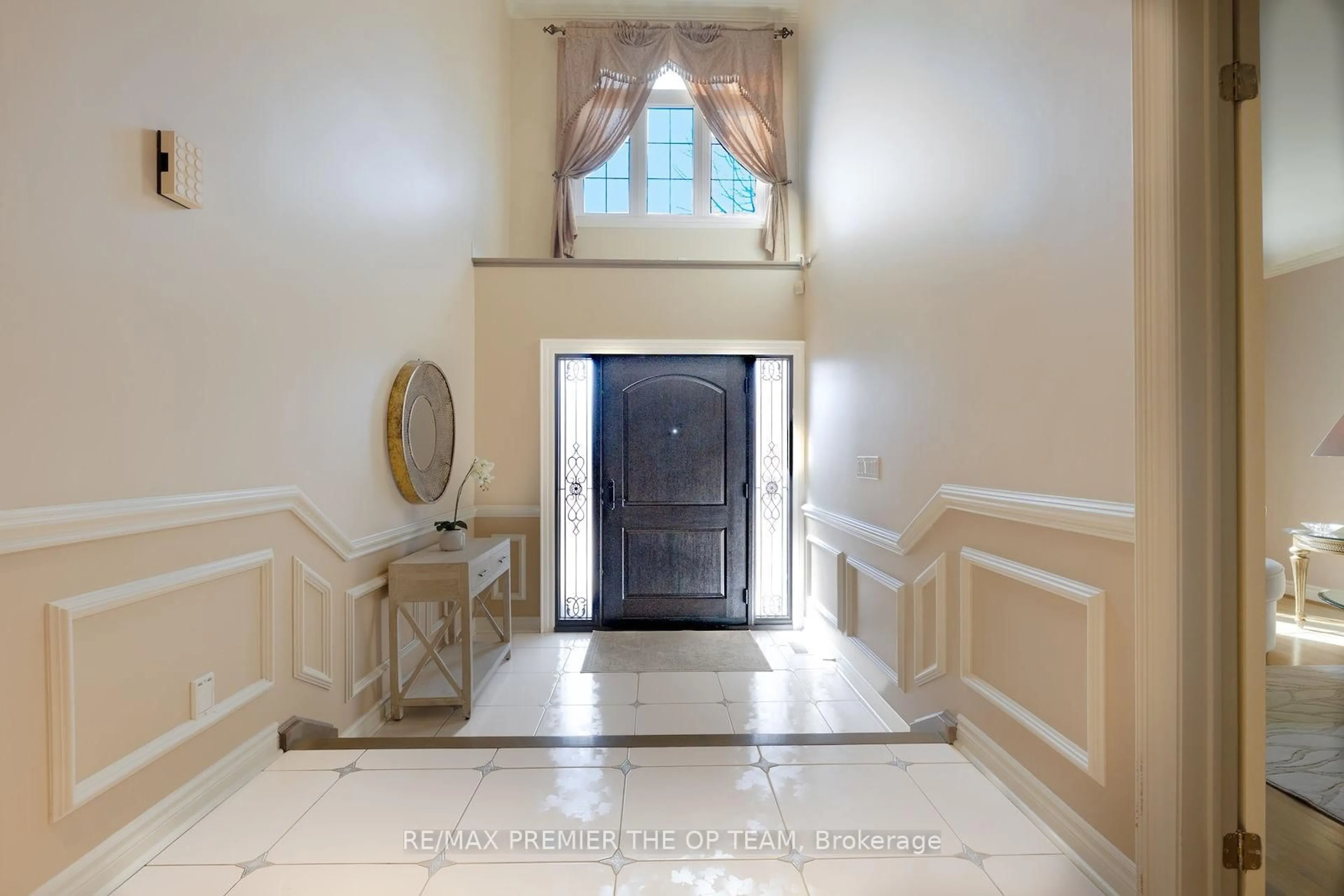 Indoor foyer for 182 Clover Leaf St, Vaughan Ontario L4L 5H7